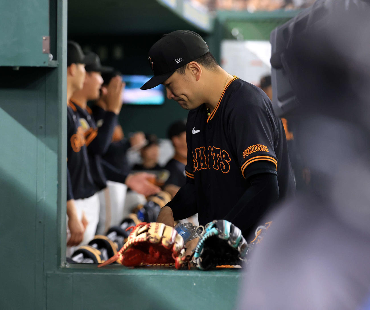 巨人対DeNA 2回表DeNAに4点を追加され、降板となった田中将は悔しそうに引き揚げる（撮影・浅見桂子）