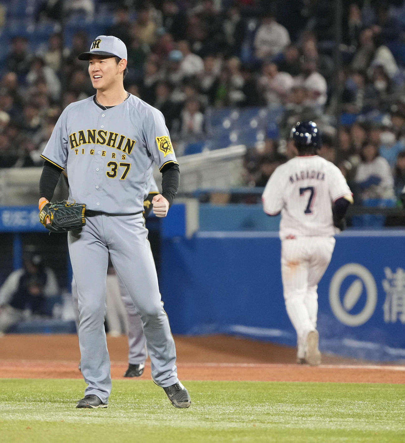ヤクルト対阪神　延長11回裏ヤクルト2死、長岡（右）を二ゴロに仕留めガッツポーズする阪神7番手で登板した及川（撮影・小沢裕）