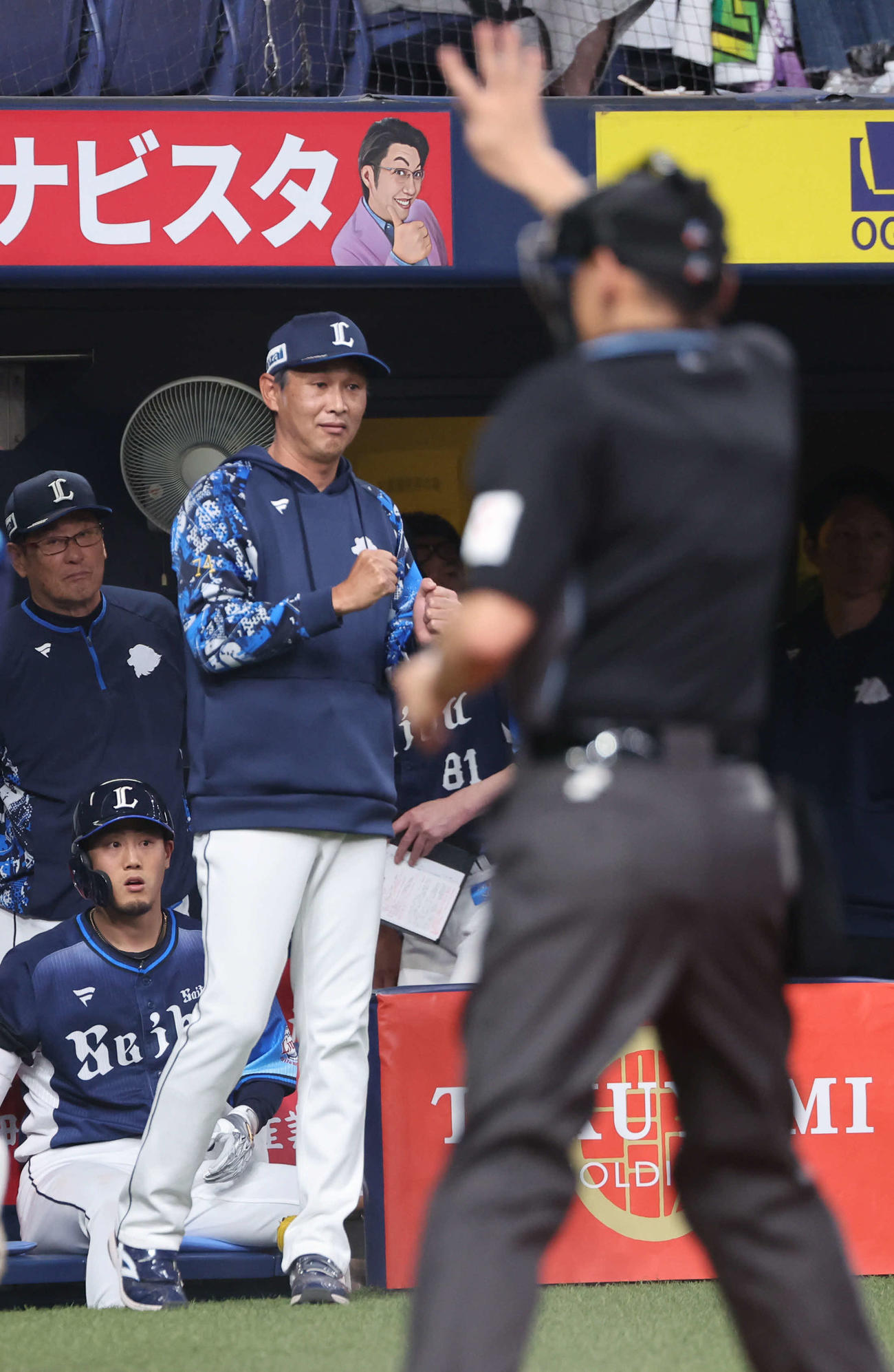 オリックス対西武　7回の攻撃中、選手交代を告げる西武西口監督（撮影・西尾就之）