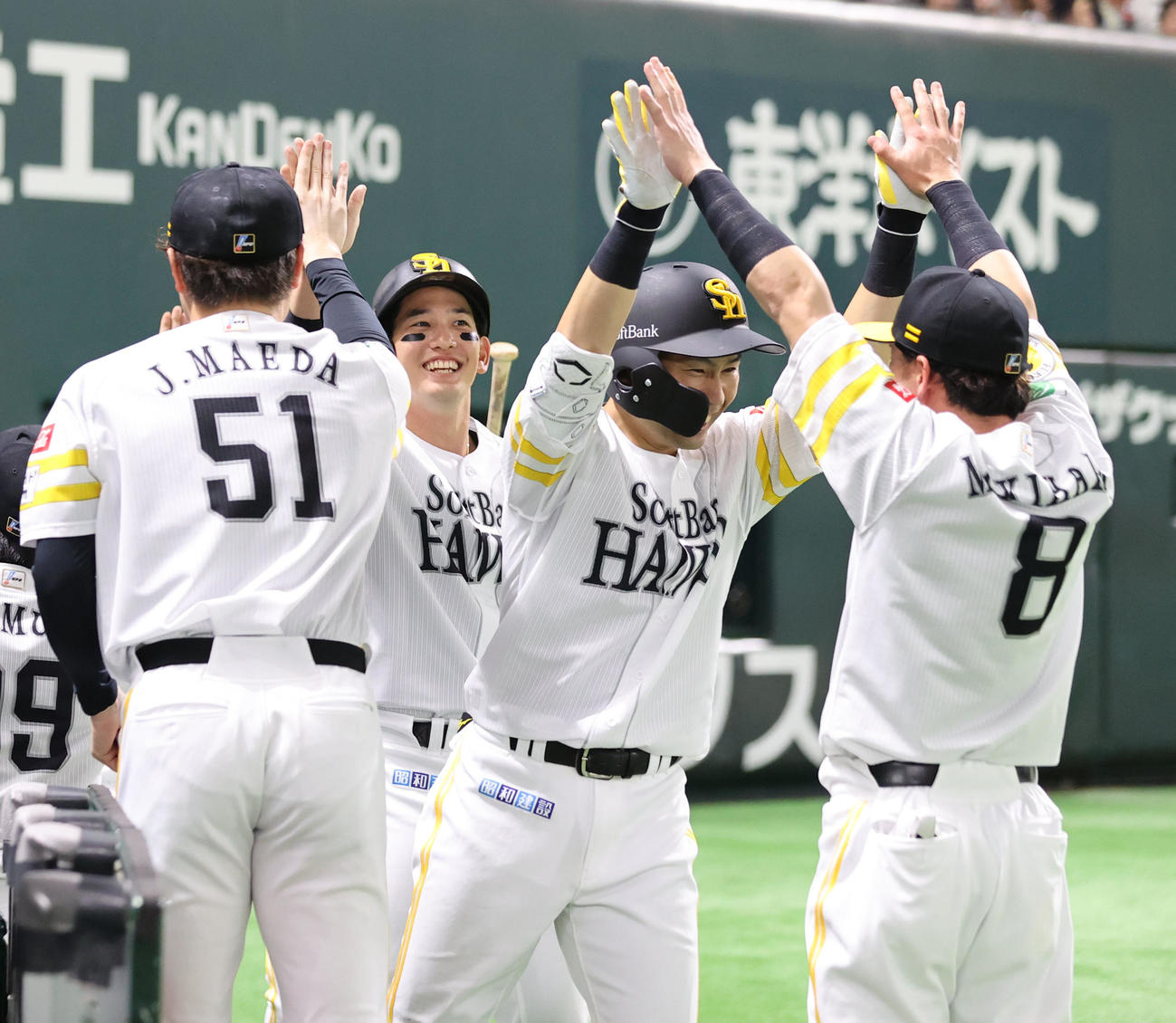 ソフトバンク対楽天　6回裏ソフトバンク2死一、二塁、中村は右越えに先制となる3点本塁打を放ちナインとハイタッチ（撮影・梅根麻紀）