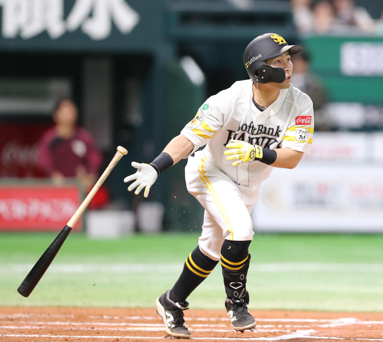 ソフトバンク対楽天　6回裏ソフトバンク2死一、二塁、中村は右越えに先制となる3点本塁打を放つ（撮影・梅根麻紀）