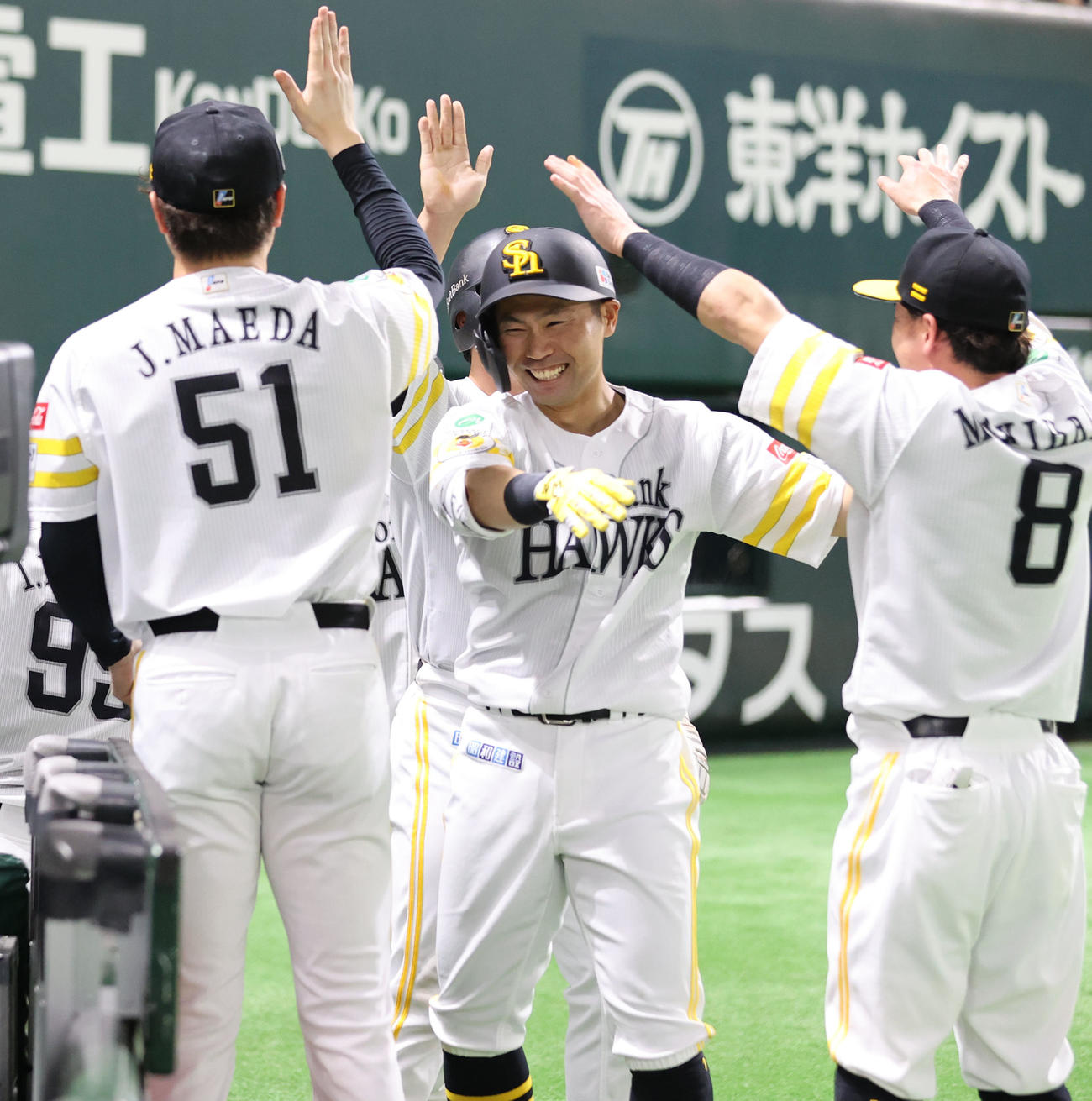 ソフトバンク対楽天　6回裏ソフトバンク2死一、二塁、中村は右越えに先制となる3点本塁打を放ちナインとハイタッチ（撮影・梅根麻紀）