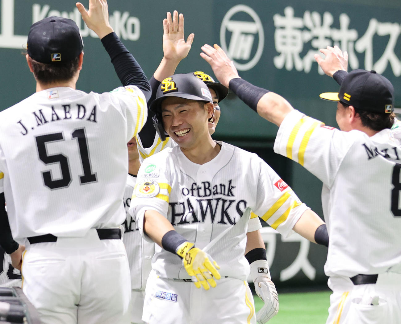 ソフトバンク対楽天　6回裏ソフトバンク2死一、二塁、中村（中央）は右越えに先制となる3点本塁打を放ちナインとハイタッチ（撮影・梅根麻紀）