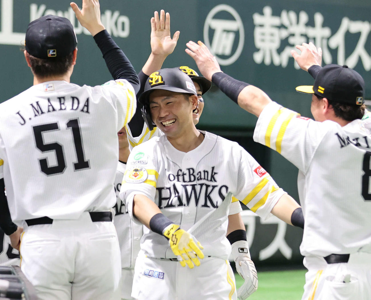 ソフトバンク対楽天　6回裏ソフトバンク2死一、二塁、中村（中央）は右越えに先制となる3点本塁打を放ちナインとハイタッチ（撮影・梅根麻紀）