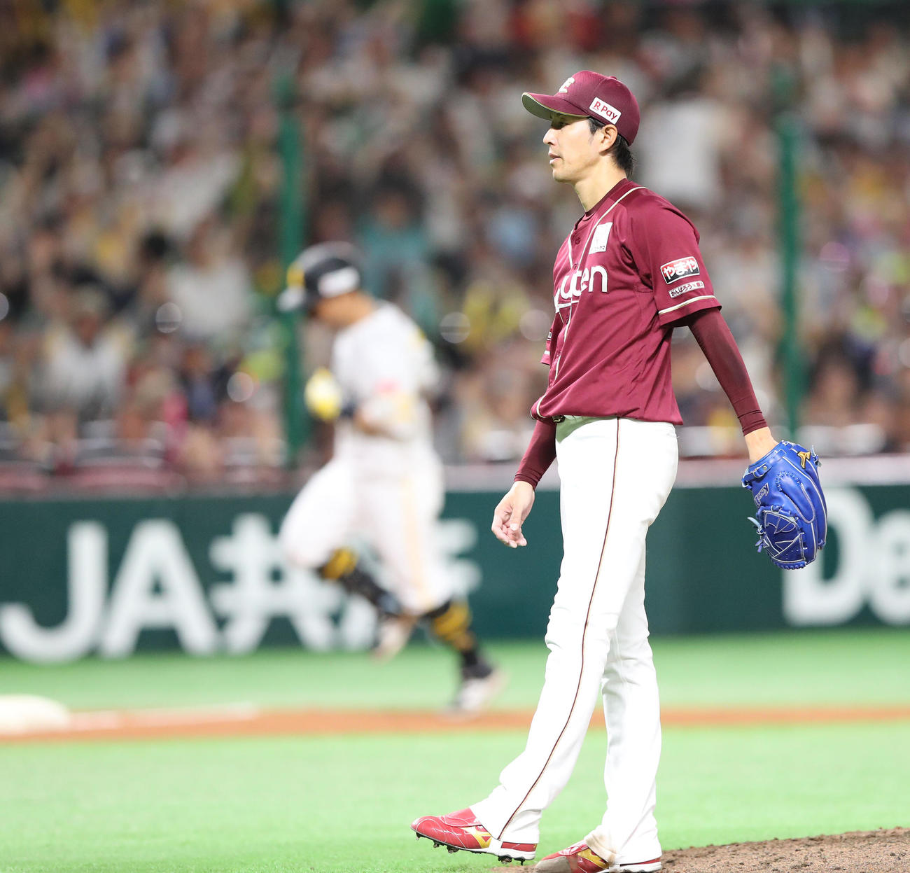 ソフトバンク対楽天　6回裏ソフトバンク2死一、二塁、中村に右越え先制3点本塁打を浴びた岸（撮影・梅根麻紀）