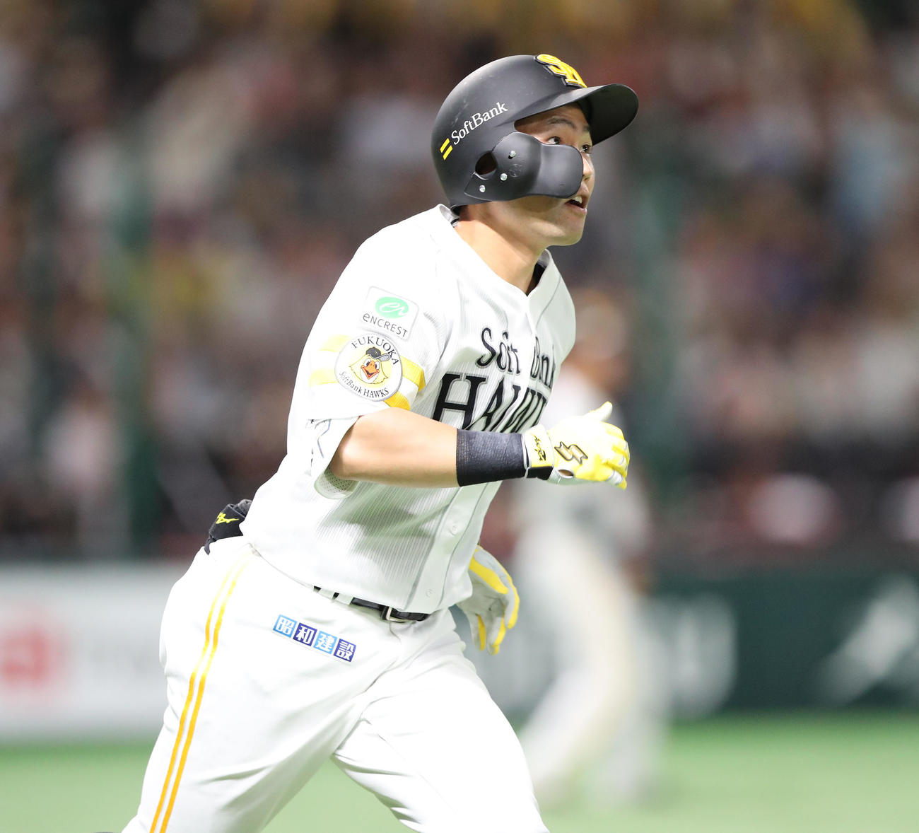 ソフトバンク対楽天　6回裏ソフトバンク2死一、二塁、中村は右越えに先制となる3点本塁打を放つ（撮影・梅根麻紀）