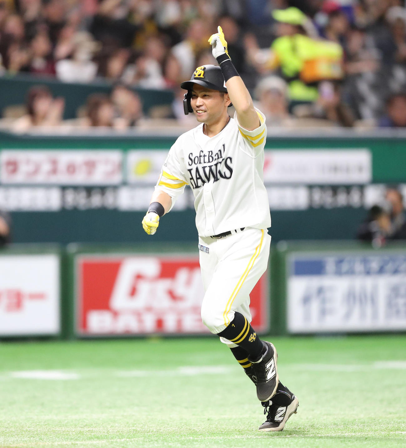 ソフトバンク対楽天　6回裏ソフトバンク2死一、二塁、中村は右越えに先制となる3点本塁打を放ちポーズを決める（撮影・梅根麻紀）