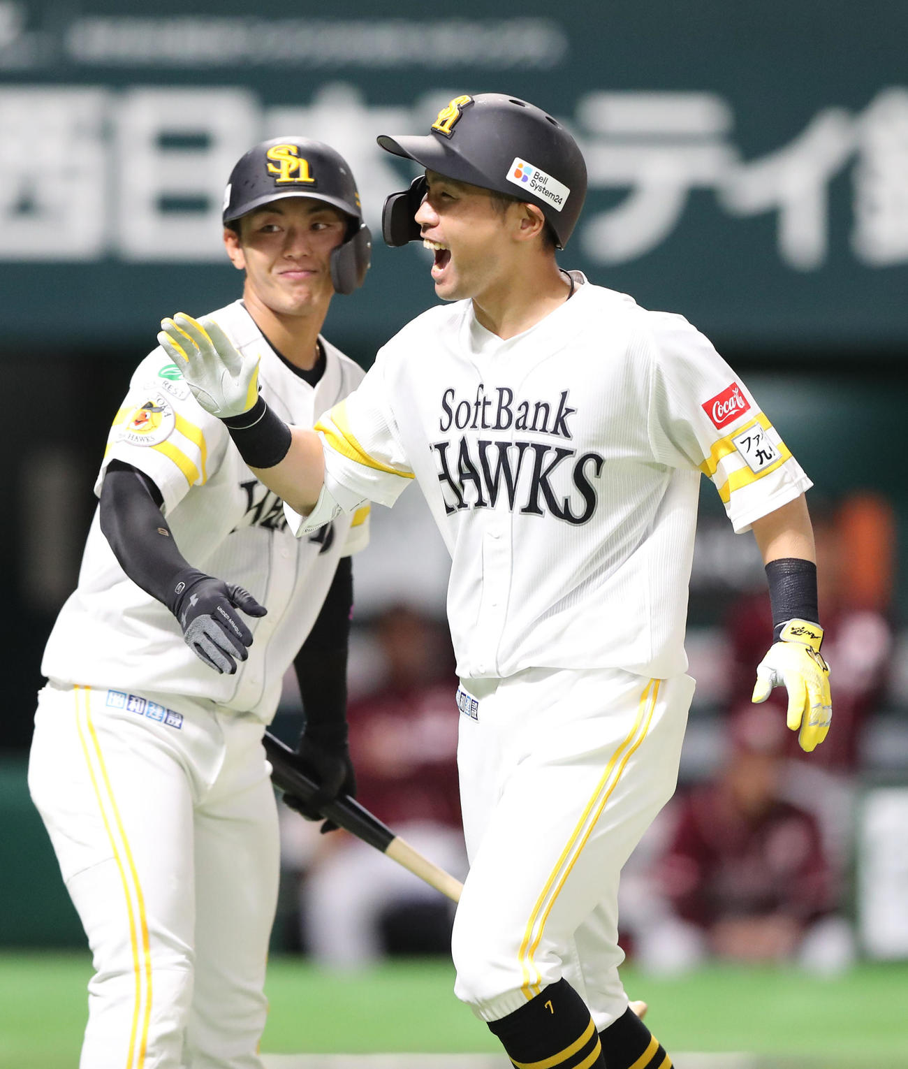 ソフトバンク対楽天　6回裏ソフトバンク2死一、二塁、中村は右越えに先制となる3点本塁打を放ち今宮とハイタッチ（撮影・梅根麻紀）