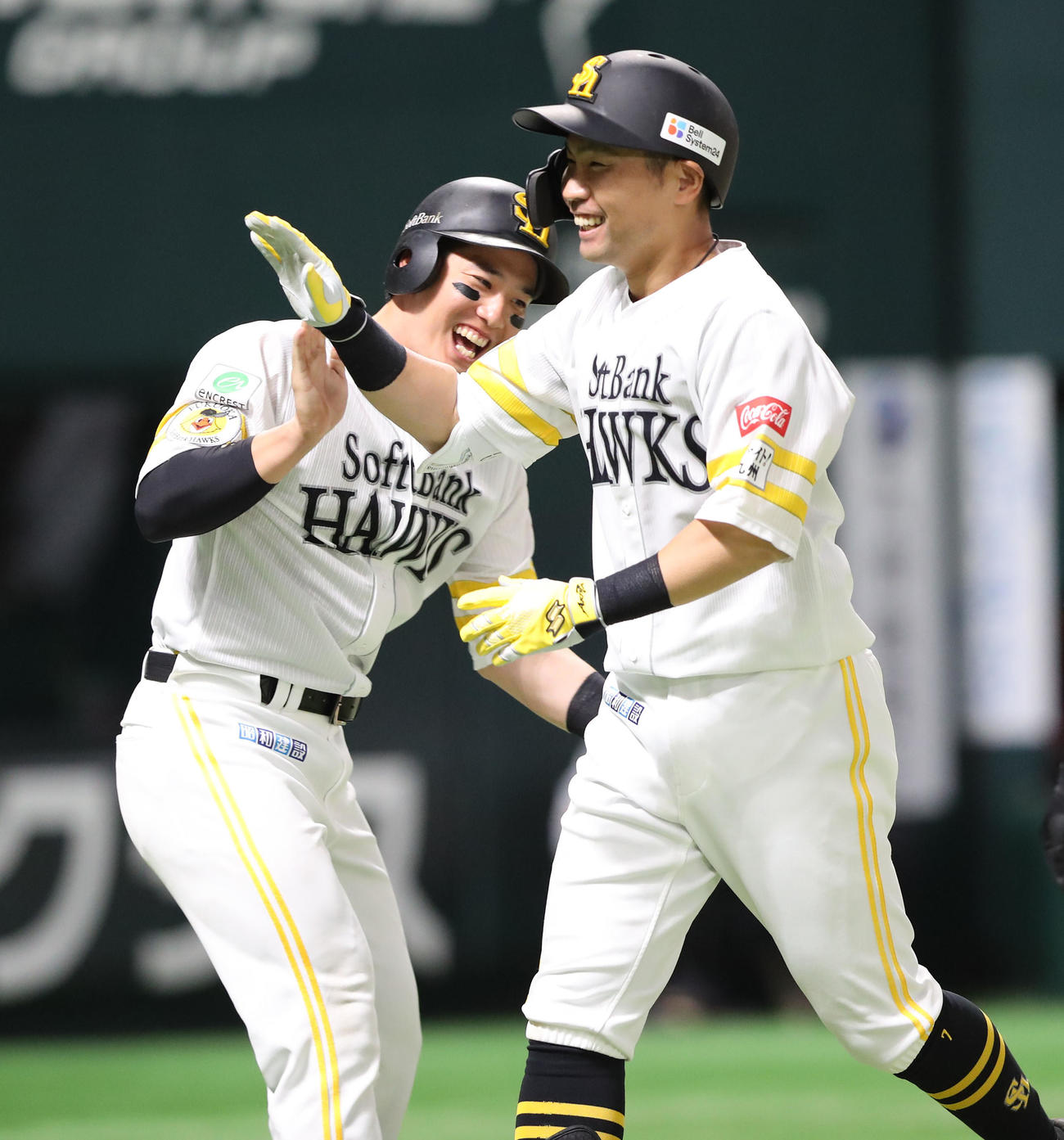 ソフトバンク対楽天　6回裏ソフトバンク2死一、二塁、中村は右越えに先制となる3点本塁打を放ち栗原とハイタッチ（撮影・梅根麻紀）