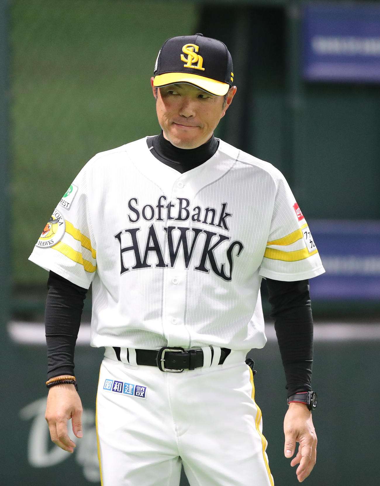 ソフトバンク対楽天　選手交代を審判に告げベンチに引きあげる小久保監督（撮影・梅根麻紀）