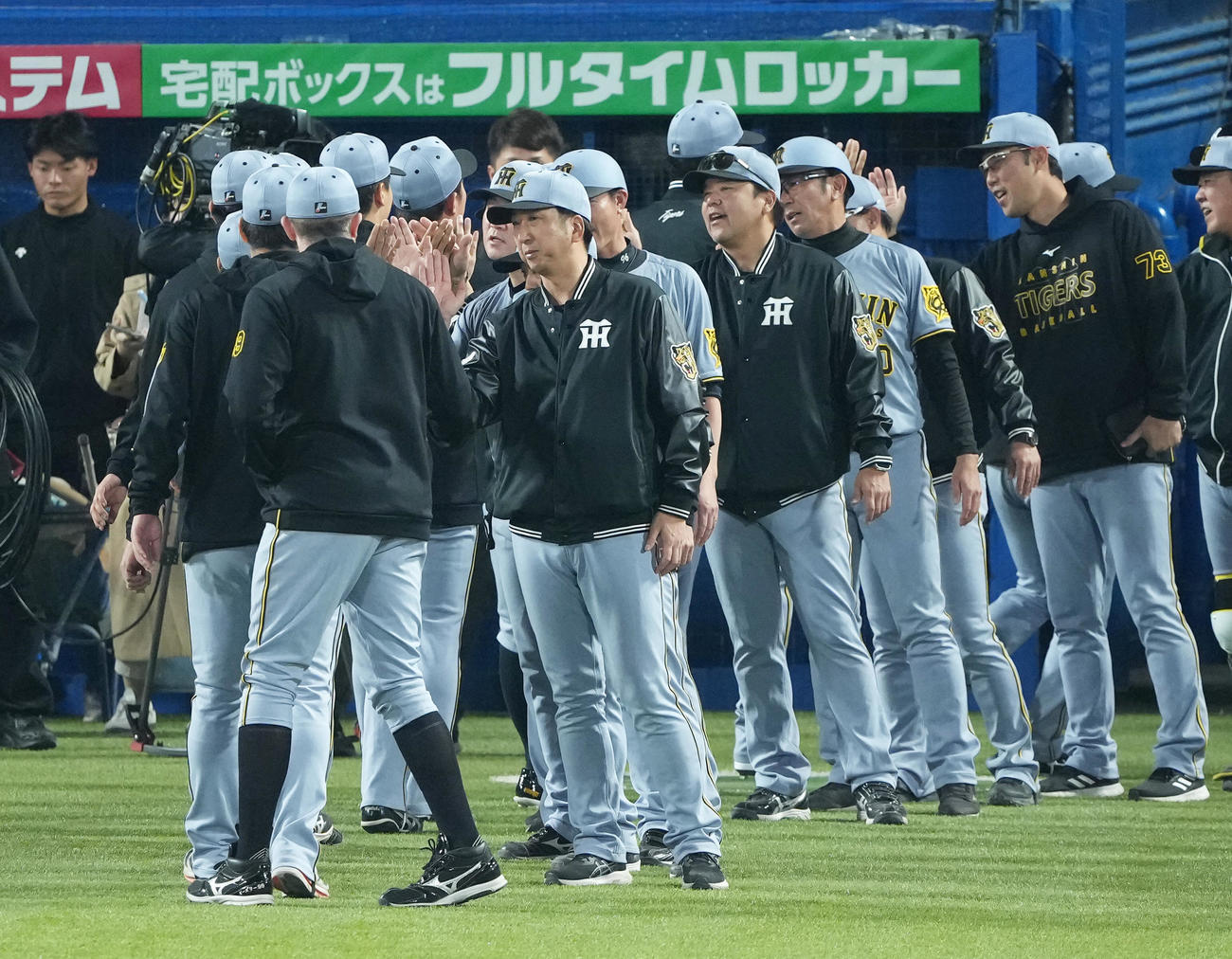 ヤクルト対阪神　ヤクルトに勝利しタッチを交わす阪神藤川監督（左から2人目）ら（撮影・足立雅史）
