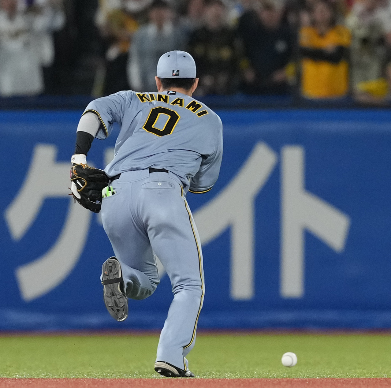 ヤクルト対阪神　9回裏ヤクルト2死二塁、代打赤羽の打球をファンブルし同点とされる遊撃手木浪（撮影・たえ見朱実）