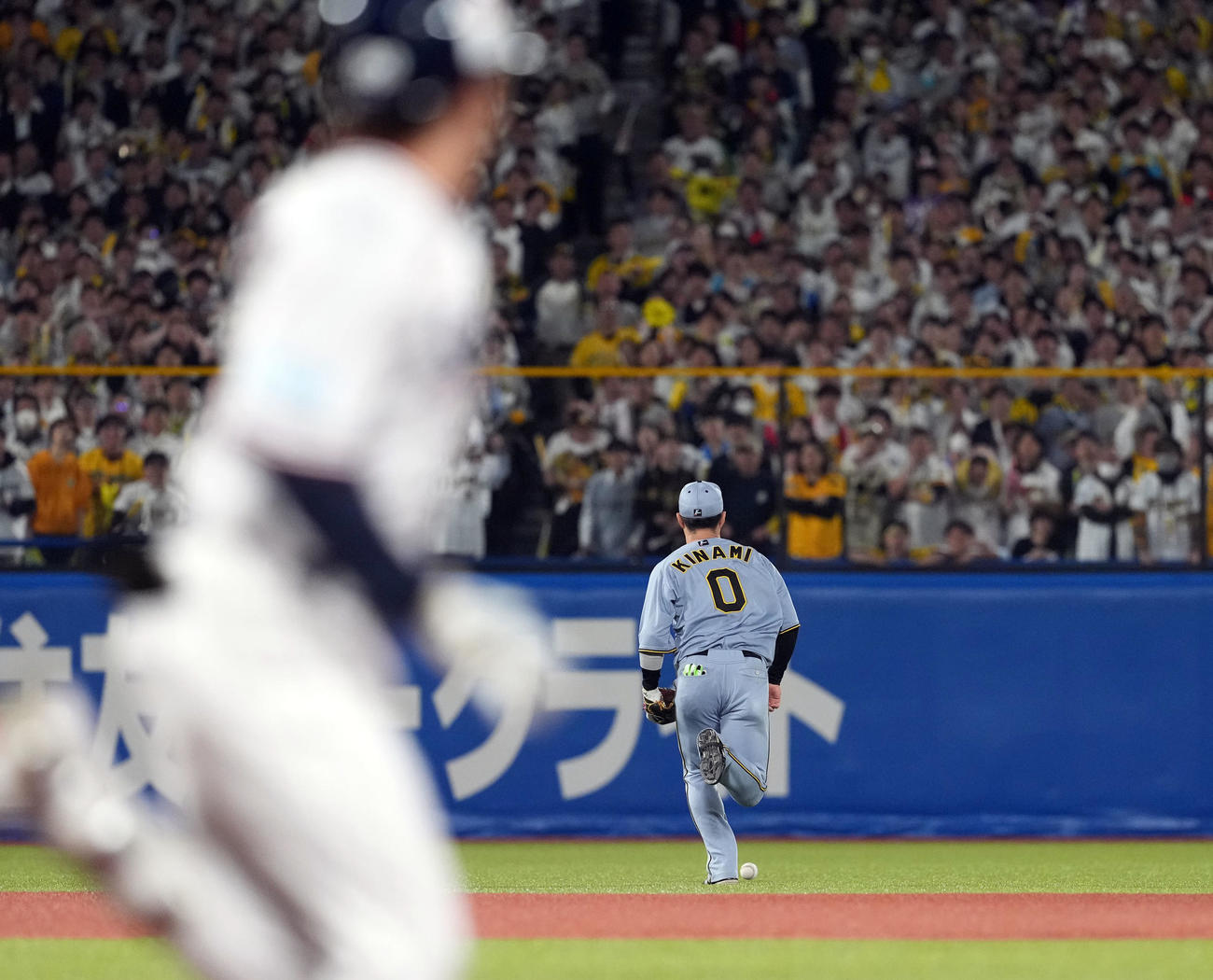 ヤクルト対阪神　9回裏ヤクルト2死二塁、代打赤羽の打球をファンブルし同点とされる遊撃手木浪（撮影・たえ見朱実）