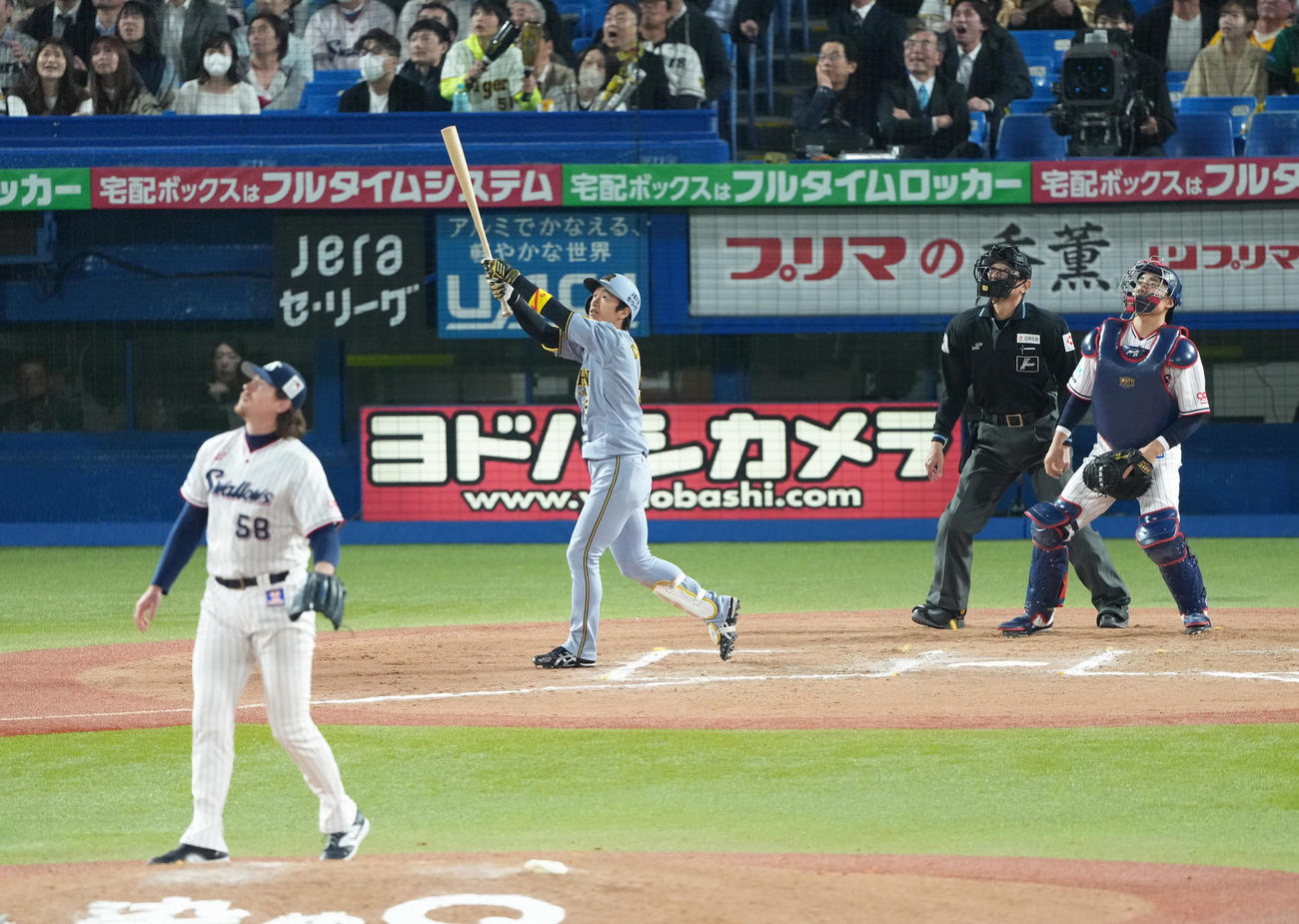 ヤクルト対阪神　11回表阪神1死一塁、近本は右越え2点本塁打を放つ。投手バウマン（撮影・足立雅史）