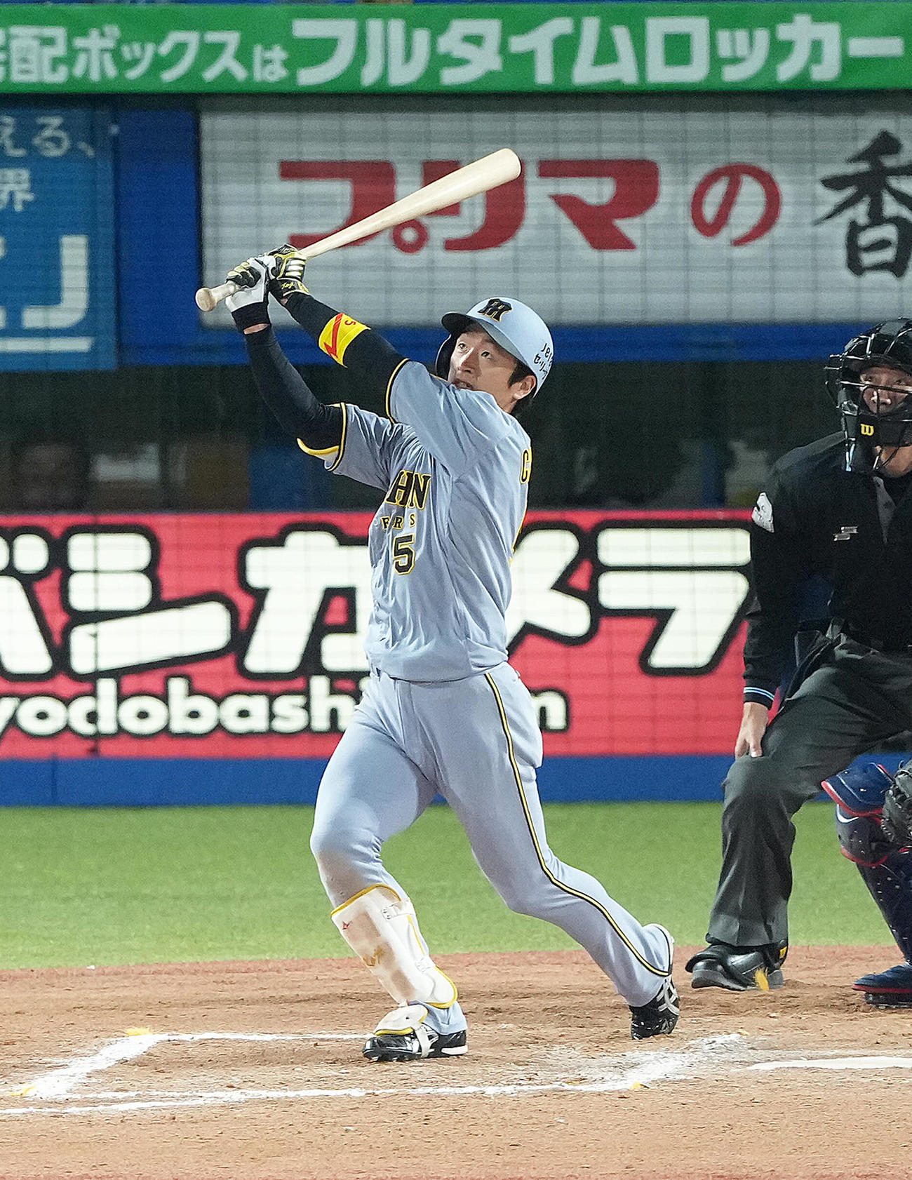 ヤクルト対阪神　11回表阪神1死一塁、近本は右越え2点本塁打を放つ（撮影・足立雅史）