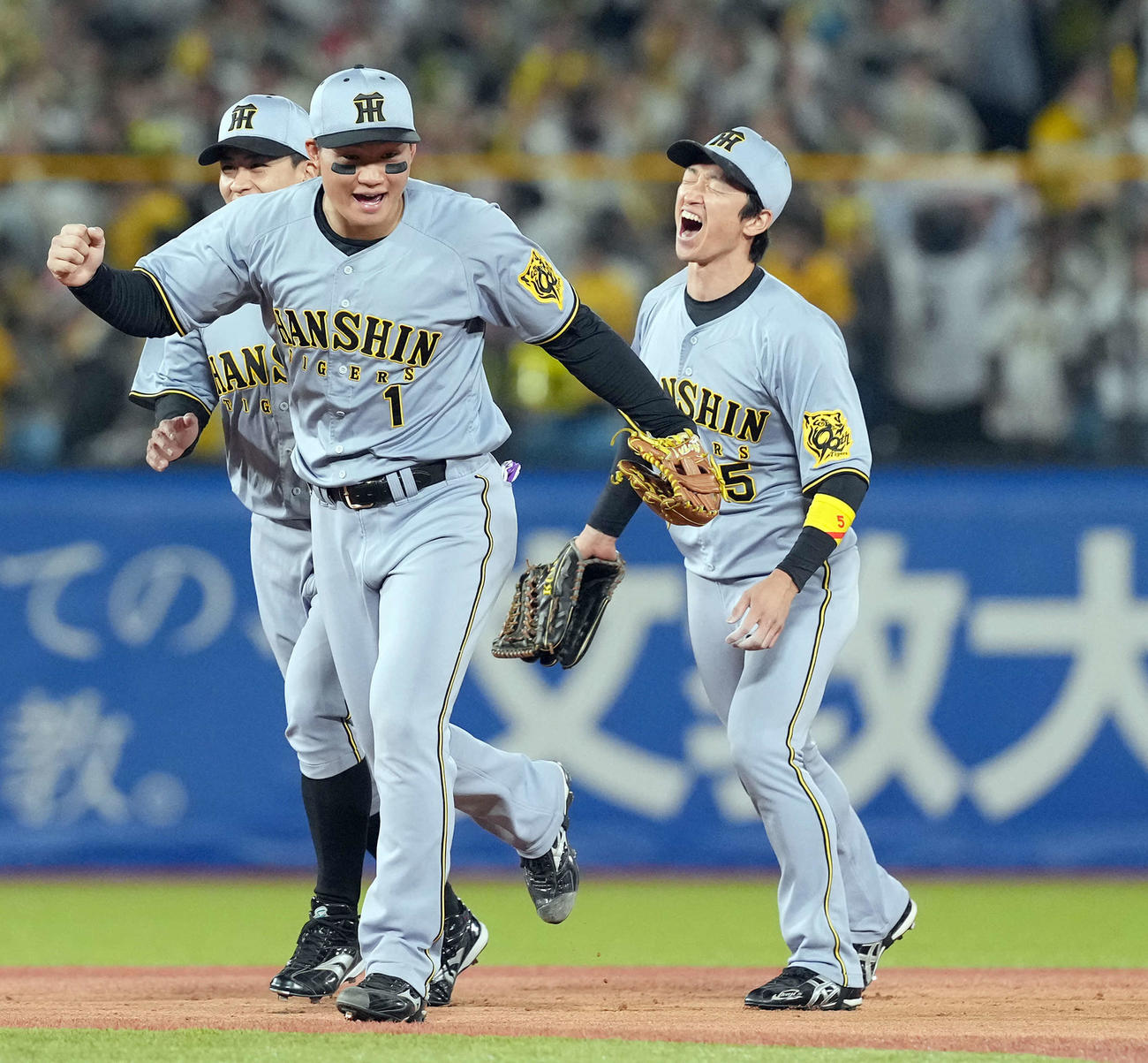 ヤクルト対阪神　延長の末ヤクルトに勝利し喜びを爆発させる阪神近本（右）と森下（撮影・たえ見朱実）