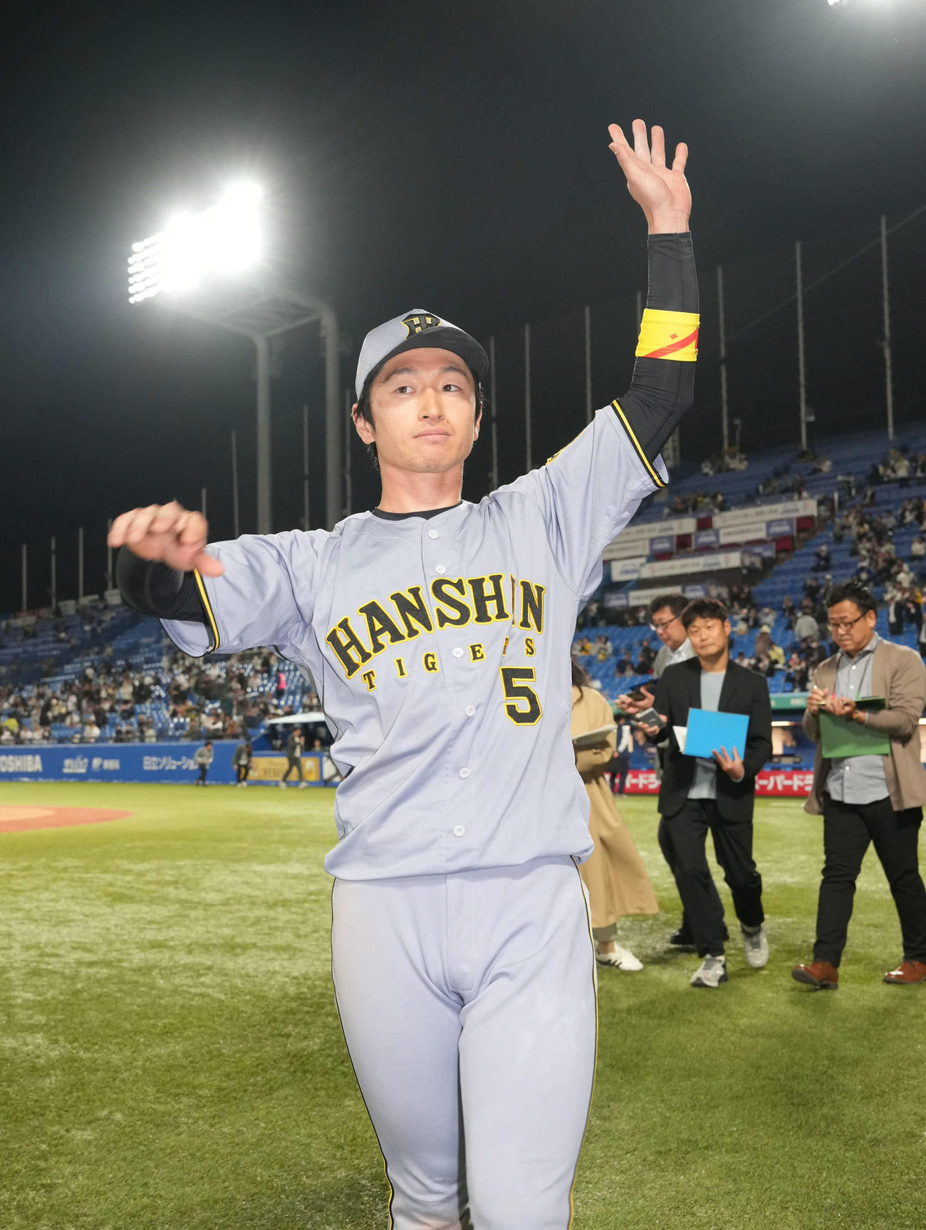 ヤクルト対阪神　ヒーローインタビューを終えスタンドの声援に応える阪神近本（撮影・小沢裕）