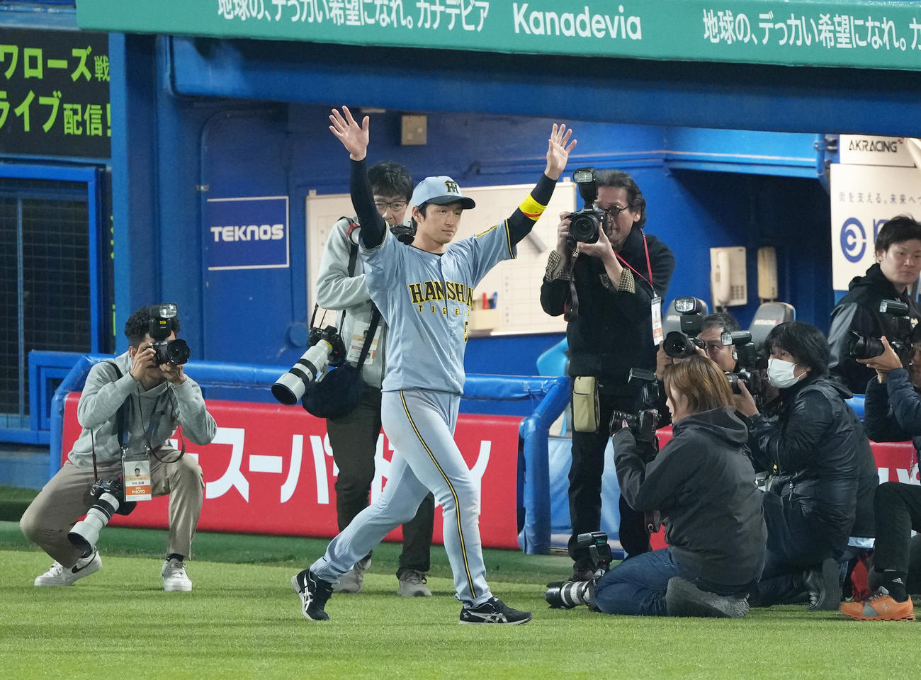 ヤクルト対阪神　ヒーローインタビューを終え、スタンドの声援に応える阪神近本（撮影・足立雅史）