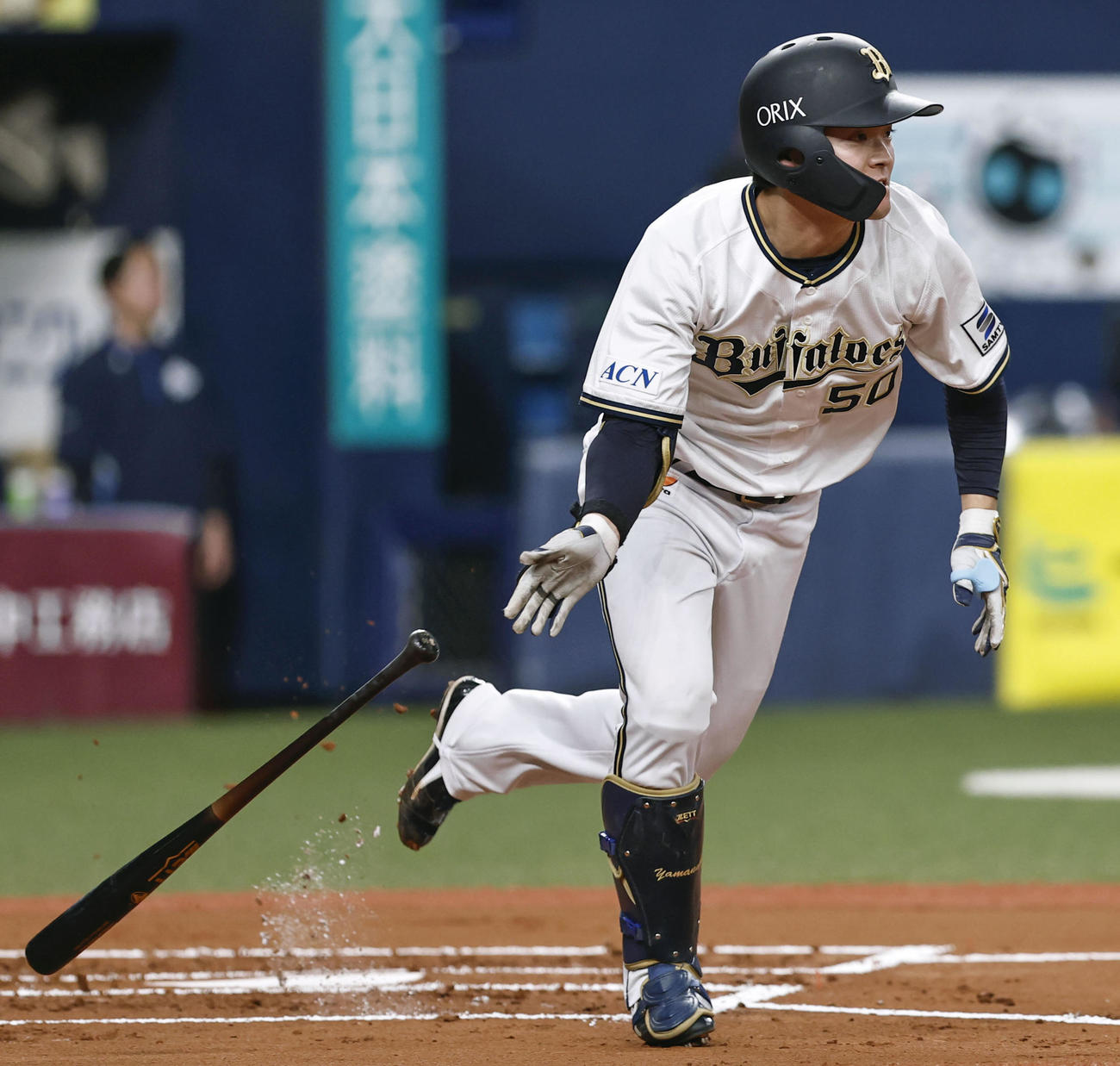 1回オリックス無死、山中が右越えにプロ1号となる先頭打者本塁打を放つ（共同）