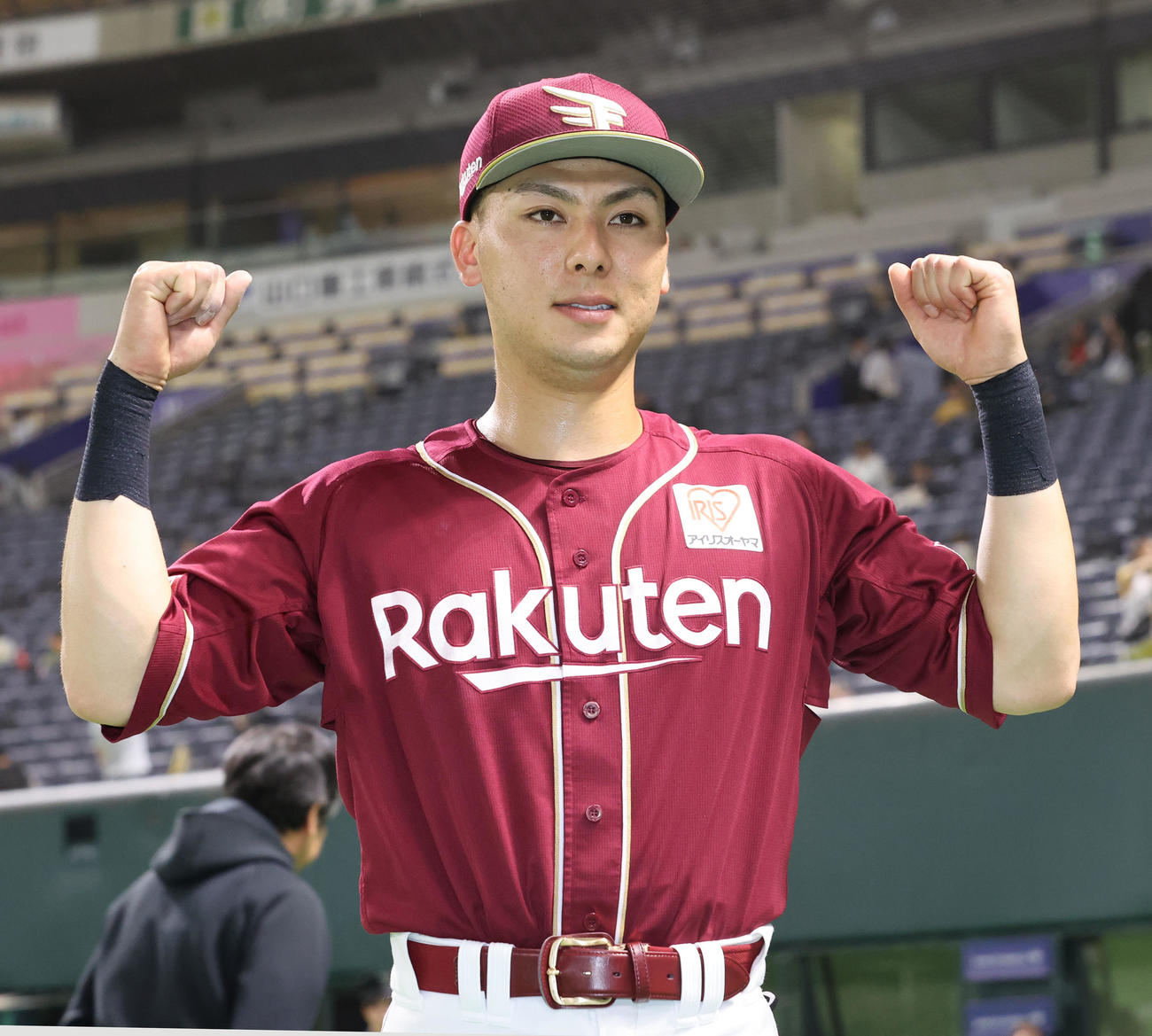 ソフトバンク対楽天　ヒーローになった村林はガッツポーズ（撮影・梅根麻紀）