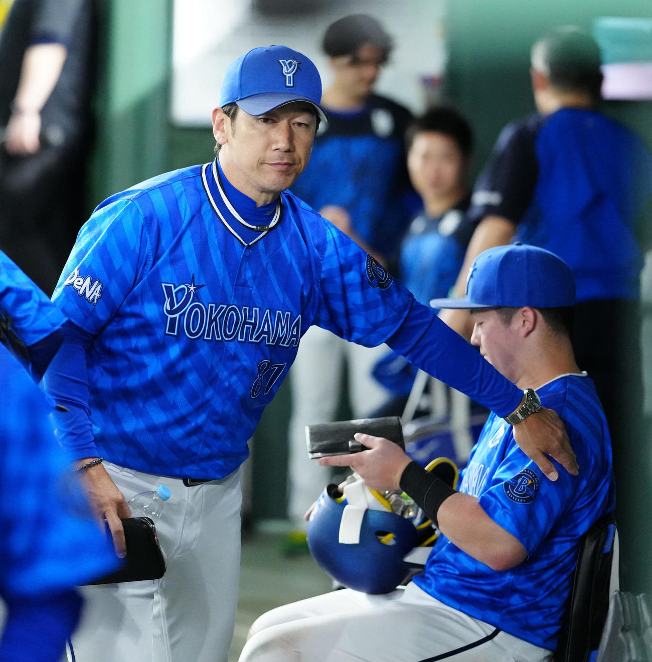 巨人対DeNA　試合後、ベンチでDeNA牧（右）と話した三浦監督（撮影・江口和貴）