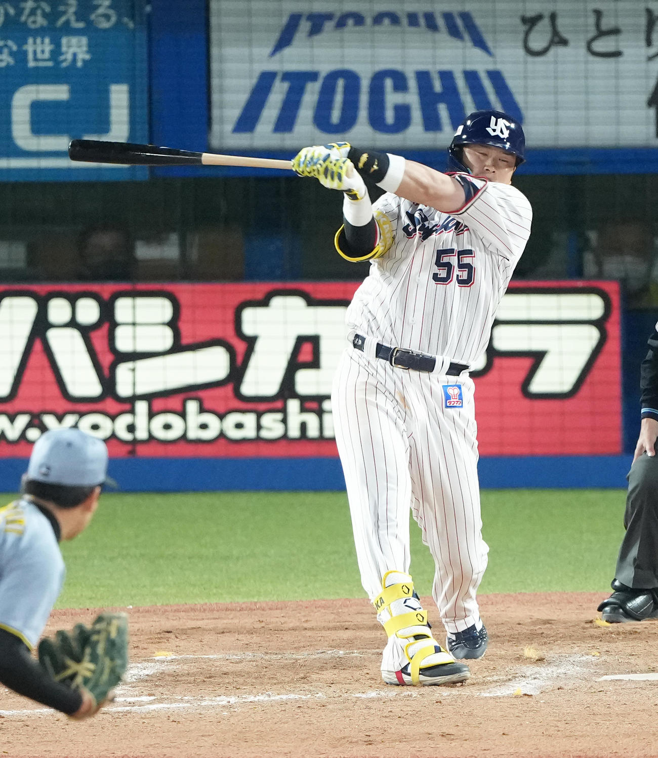 ヤクルト対阪神　9回裏ヤクルト2死二塁、村上はこのスイングの後、打席の途中で交代を申し出る（撮影・足立雅史）