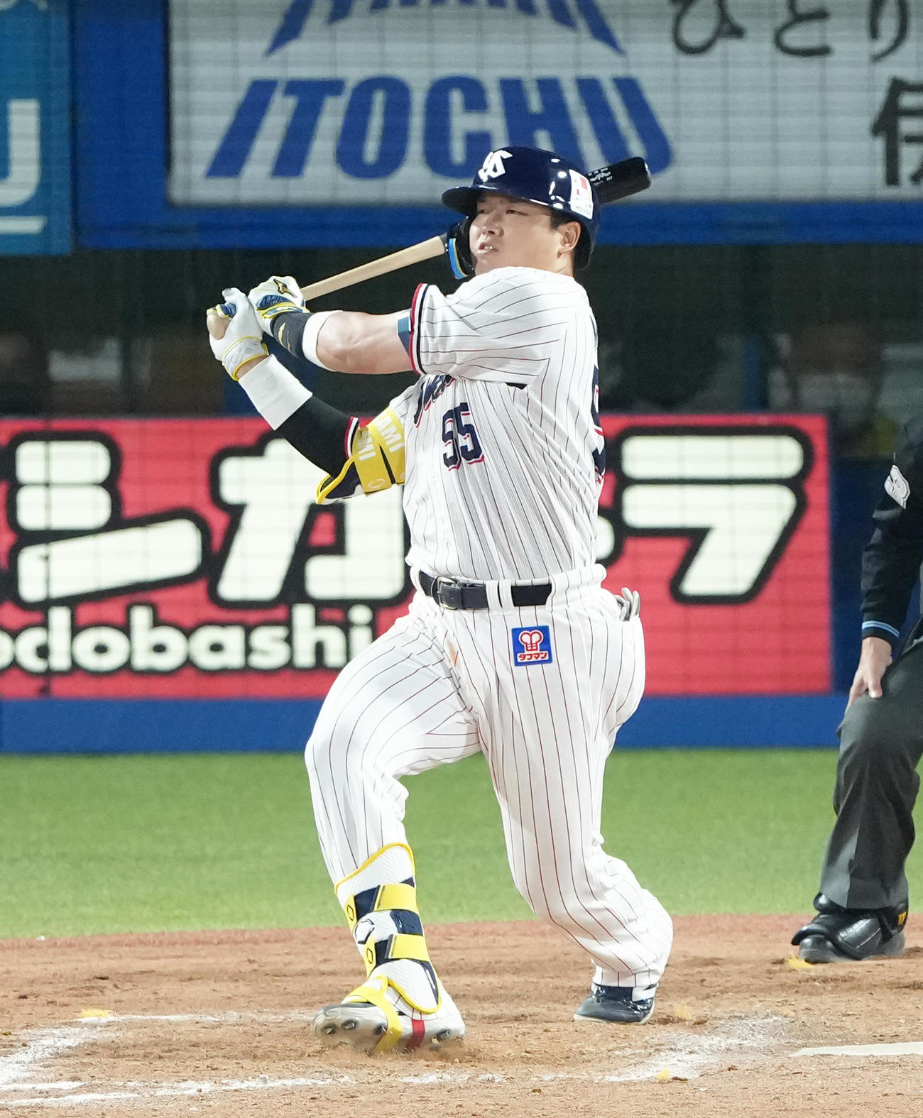 ヤクルト対阪神　9回裏ヤクルト2死二塁、村上はこのスイングの後、打席の途中で交代を申し出る（撮影・足立雅史）