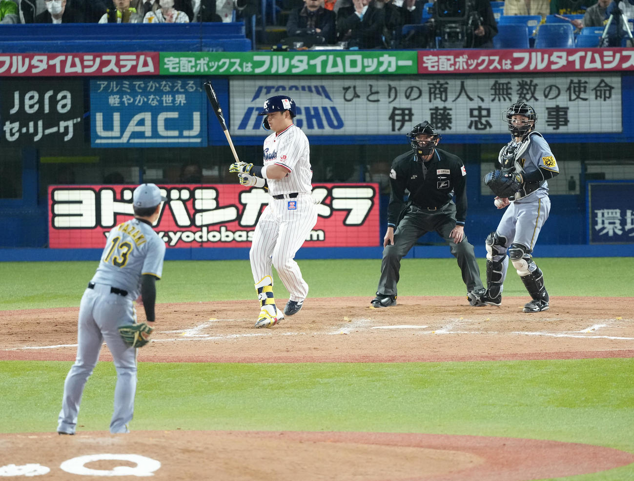 ヤクルト対阪神　9回裏ヤクルト2死二塁、村上はこのスイングの後、打席の途中で交代を申し出る（撮影・足立雅史）