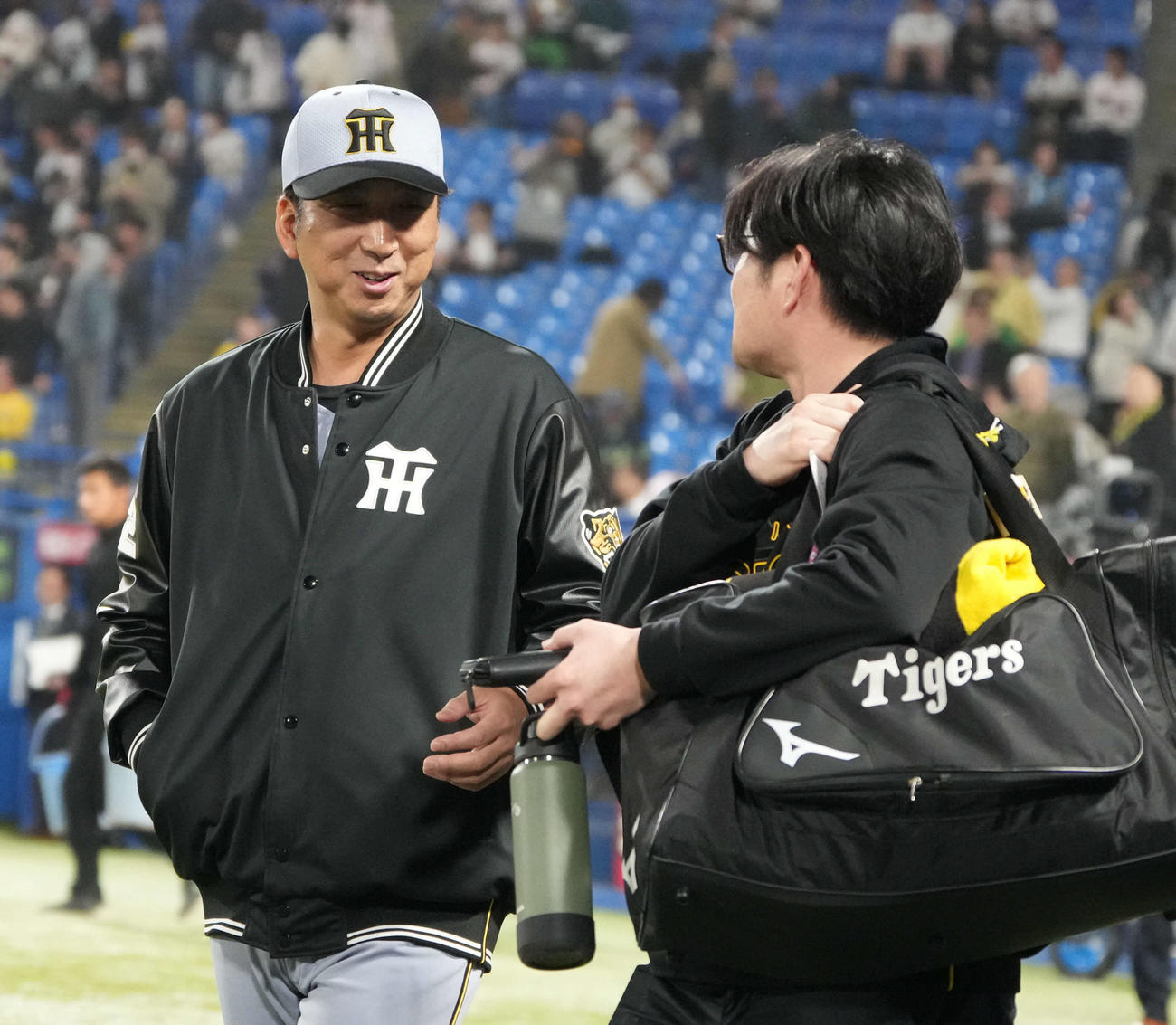 ヤクルト対阪神　延長戦を制し笑顔で引き揚げる阪神藤川監督（撮影・小沢裕）