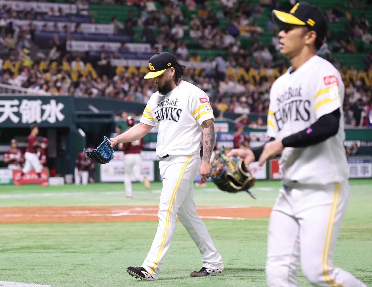 ソフトバンク対楽天　9回に3失点したオスナはベンチに引きあげる（撮影・梅根麻紀）