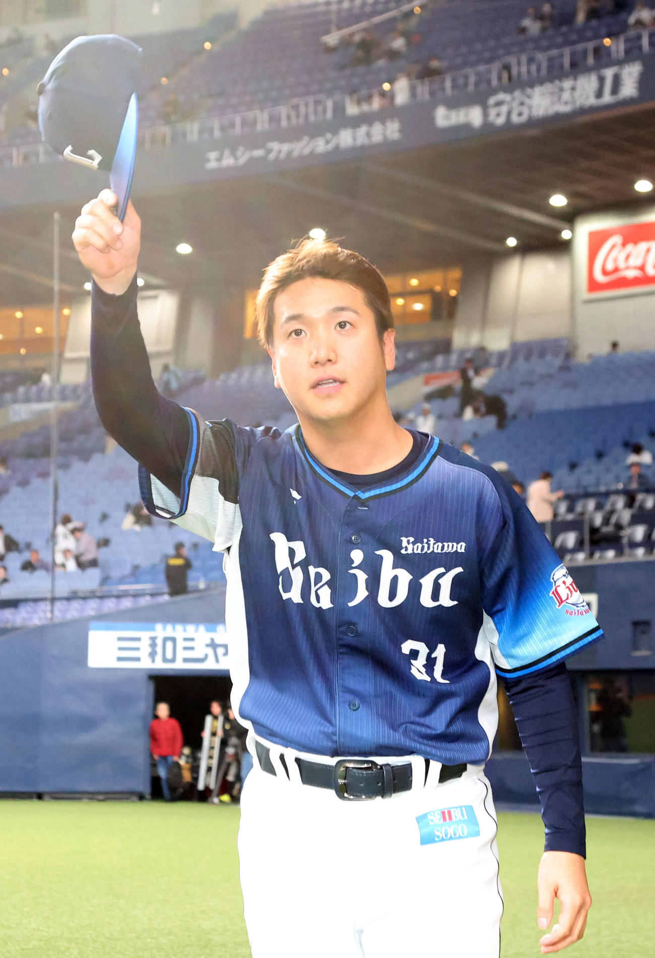 オリックス対西武　代打で決勝適時打を放った西武平沼はファンに帽子を掲げる（撮影・西尾就之）