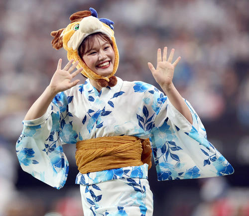 浴衣姿で登場するファイターズガールの鈴木志織