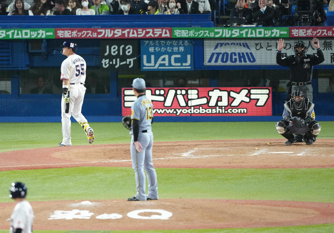 2025年4月17日、ヤクルト対阪神　9回裏ヤクルト2死二塁、村上（左）は打席の途中で交代を申し出る