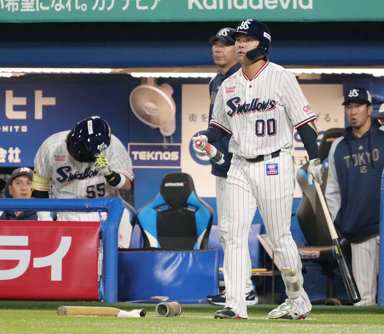 2025年4月17日、9回裏ヤクルト2死二塁、一打サヨナラの好機に打席途中で代打を送られベンチへ下がる村上（左）。