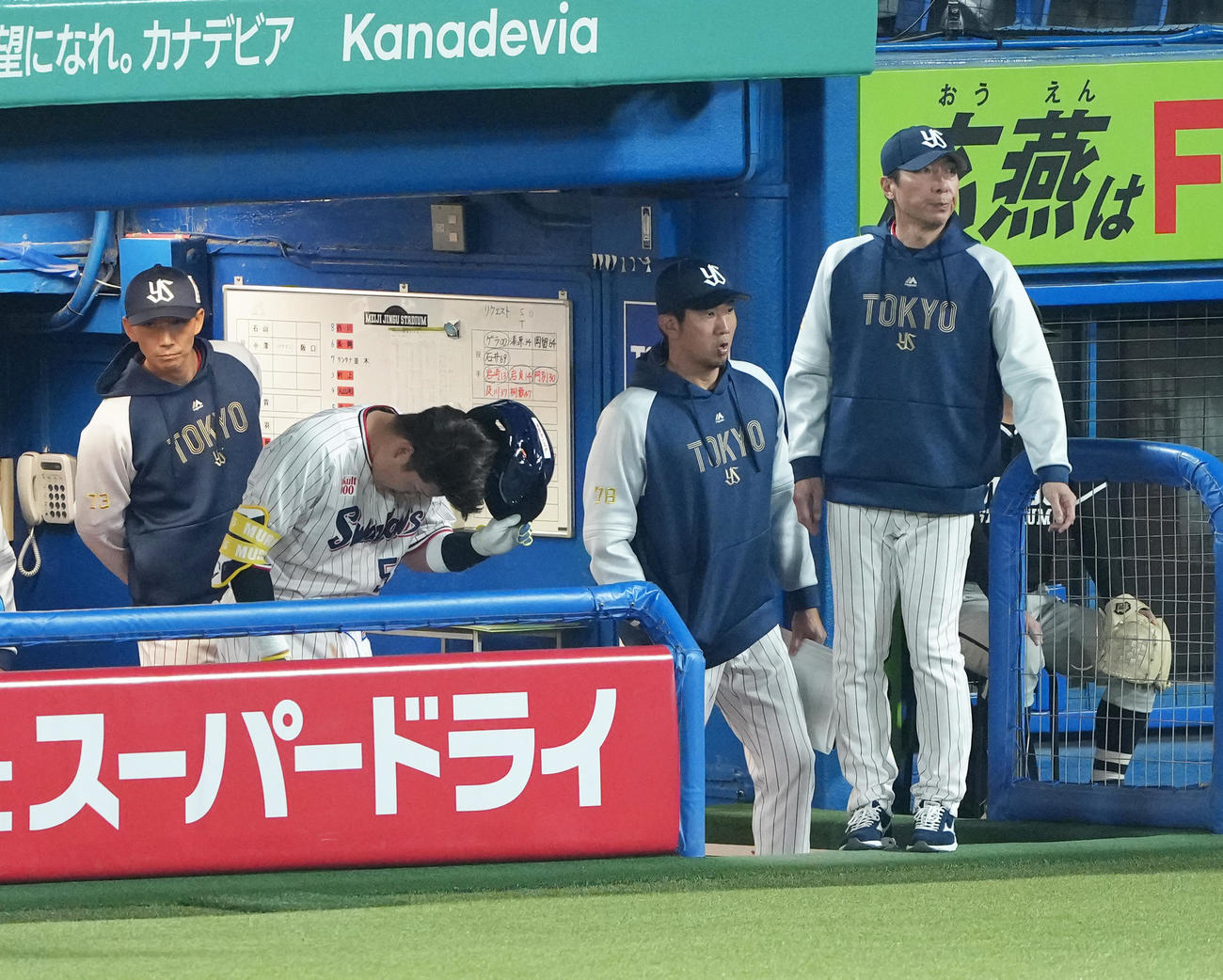 2025年4月17日、ヤクルト対阪神　9回裏ヤクルト2死二塁、村上（中央左）は打席の途中で交代を申し出る。右端は高津監督