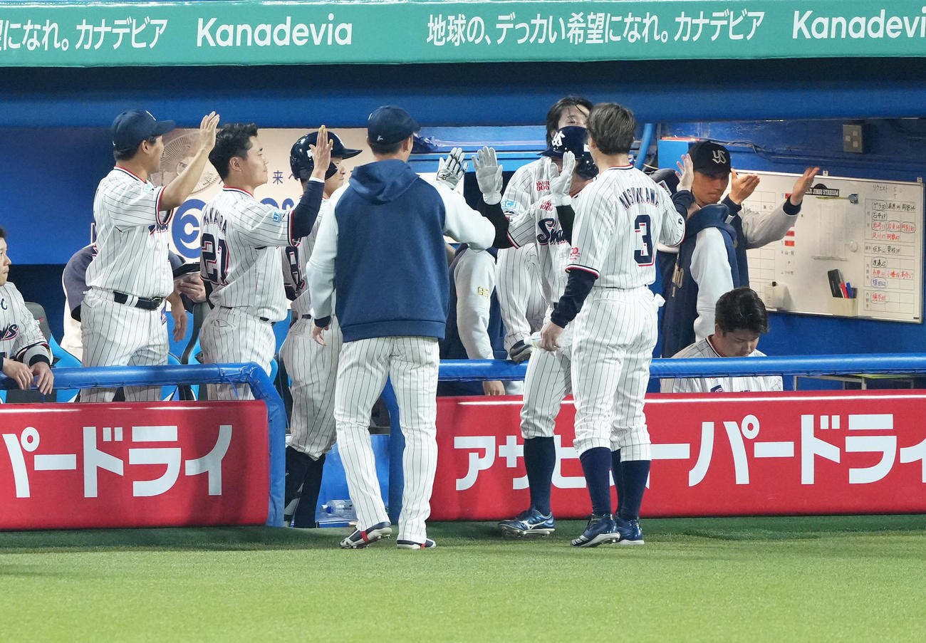 2025年4月17日、ヤクルト対阪神　9回裏ヤクルト2死二塁、代打赤羽の打球が遊撃手木浪の失策を誘い、同点とするも、盛り上がるベンチを横目に厳しい表情を見せる村上