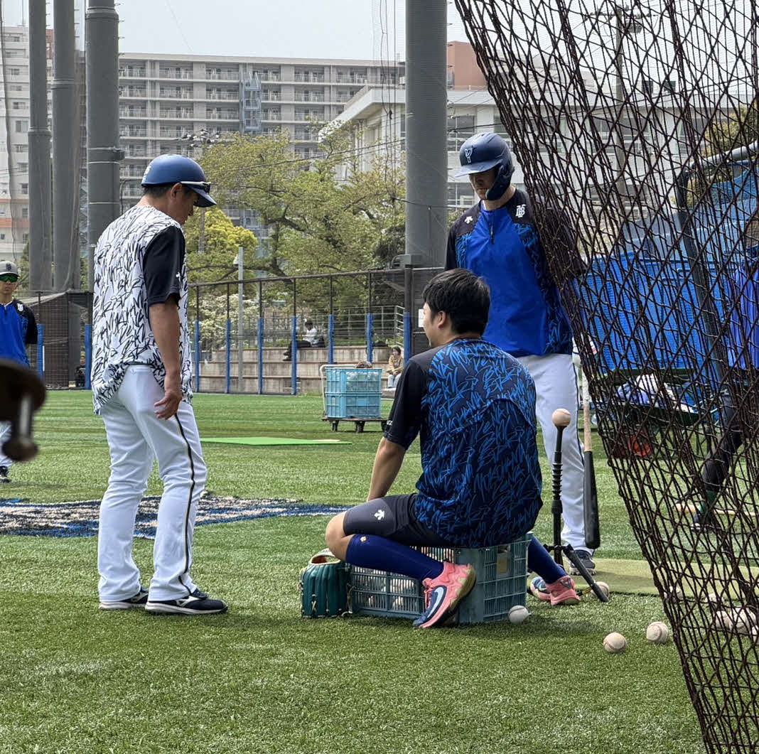 DeNAオースティン（右）と指導する石井野手コーチ（左）（撮影・小早川宗一郎）