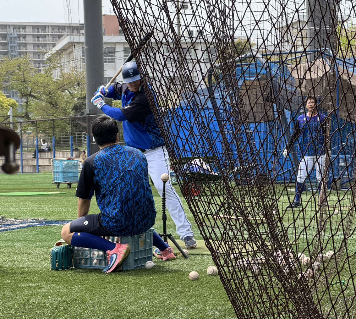 ティー打撃をするDeNAオースティン（撮影・小早川宗一郎）