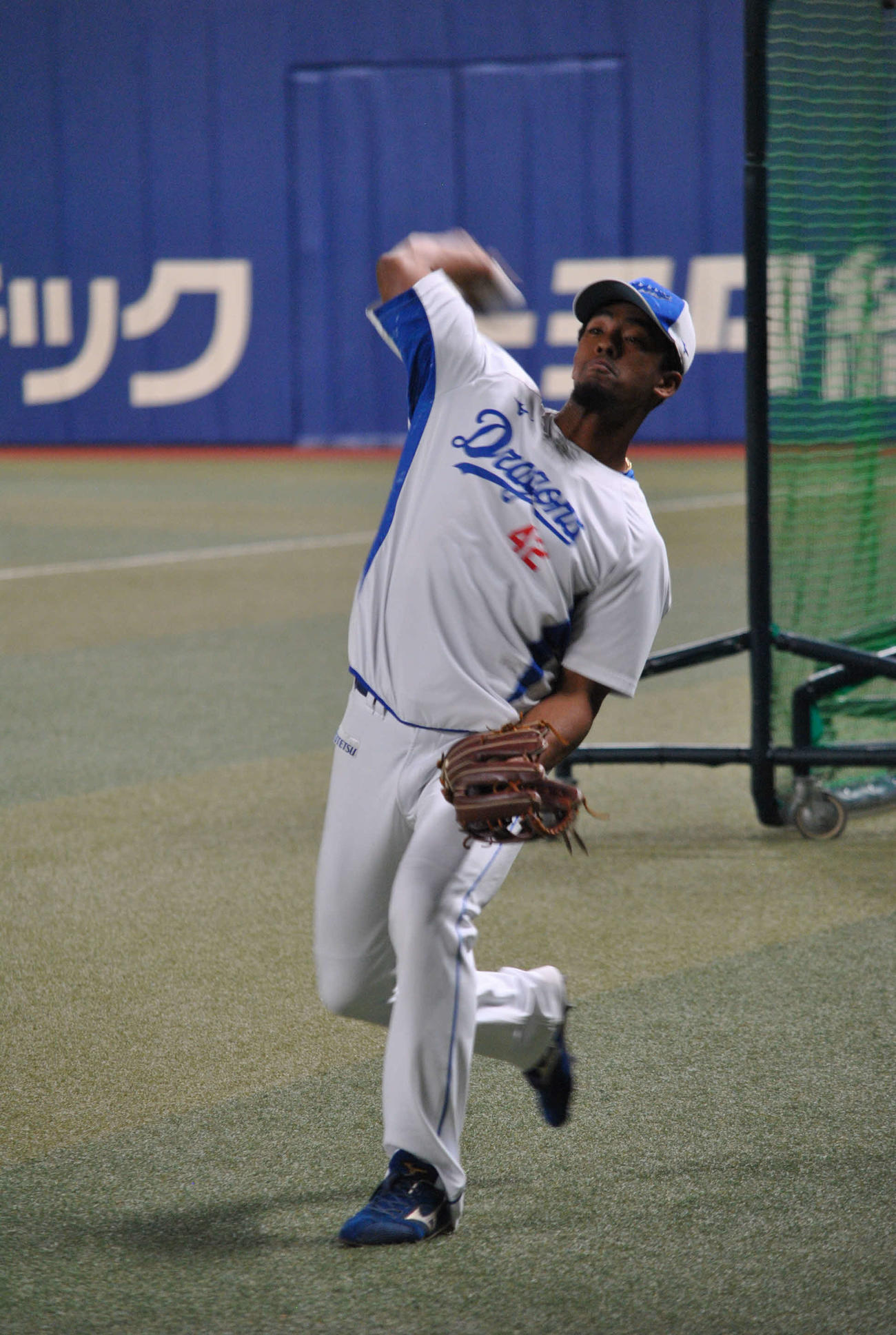 中日ブライトはキャッチボールを行う（2025年4月18日、バンテリンドーム）