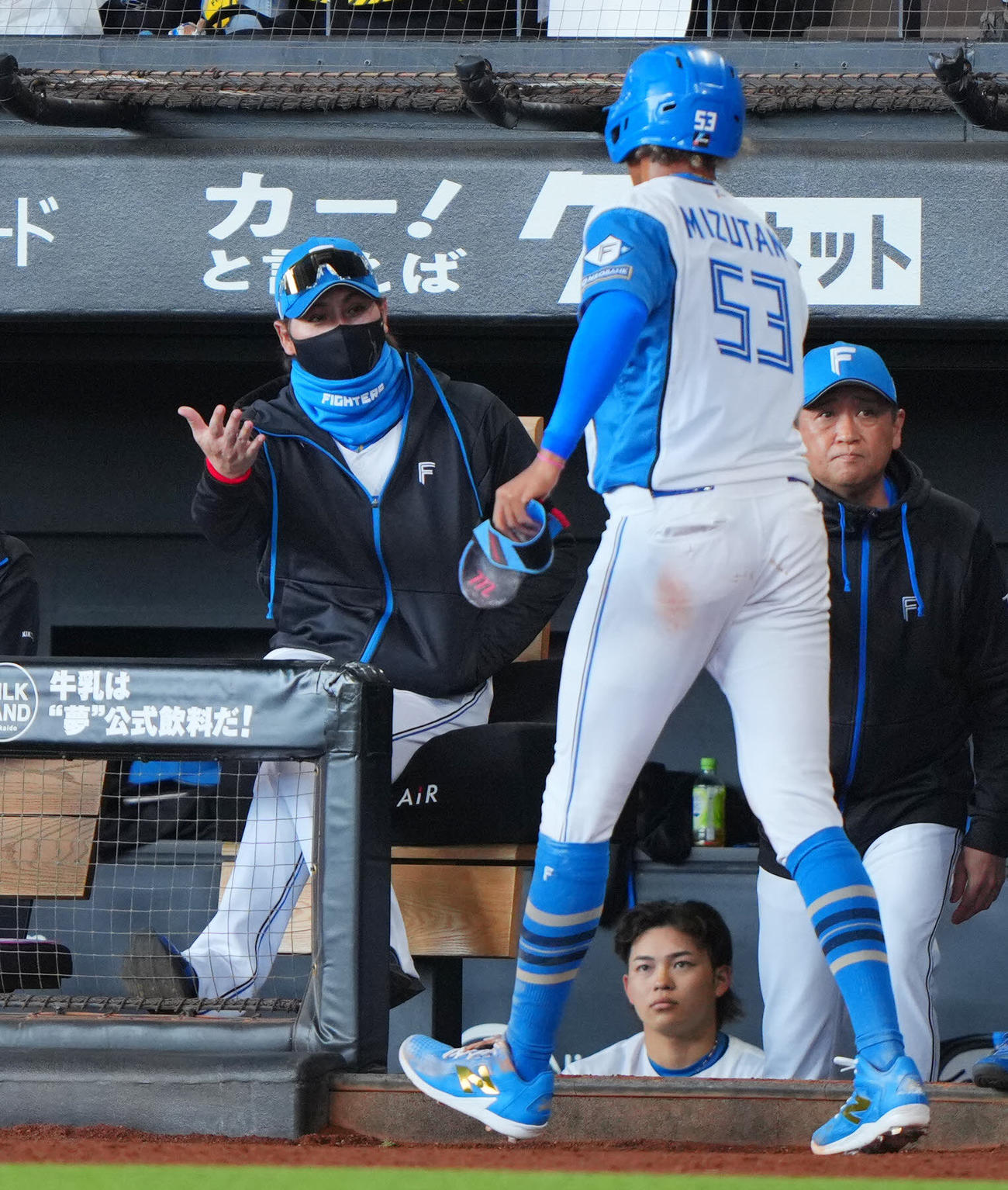水谷瞬（右）を出迎える新庄剛志監督（2025年3月19日撮影）