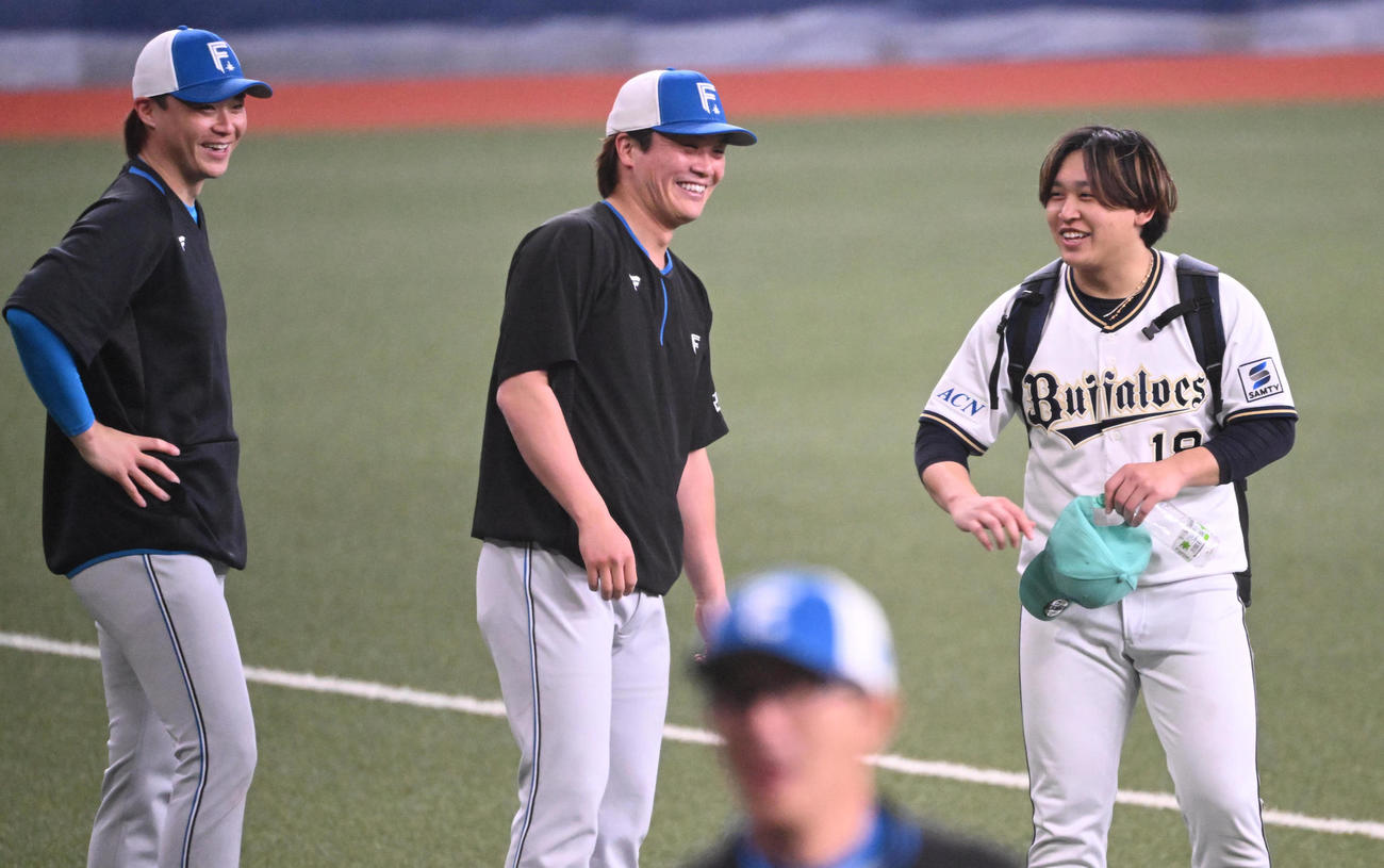 オリックス対日本ハム　試合前に談笑する左から日本ハム山崎、伏見、オリックス宮城（撮影・和賀正仁）