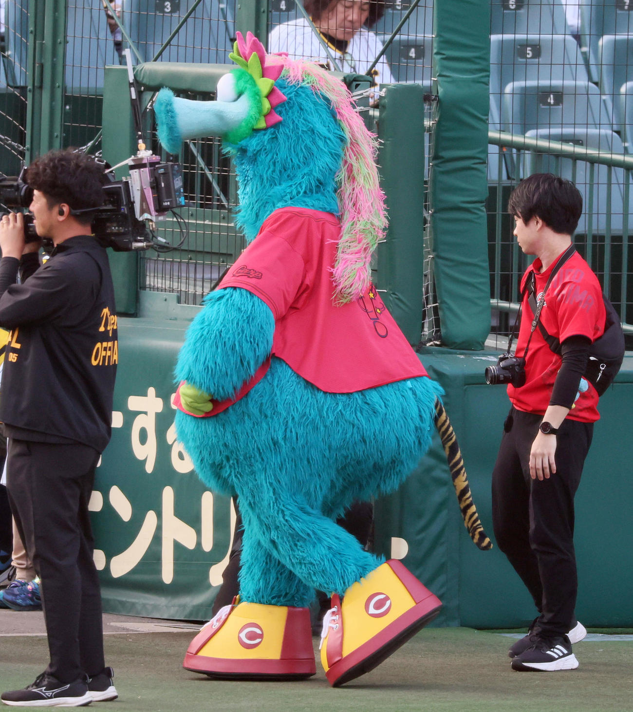阪神対広島　甲子園球場へやってきた広島マスコットのスラィリー。よく見ると虎柄の尻尾が…（撮影・加藤哉）