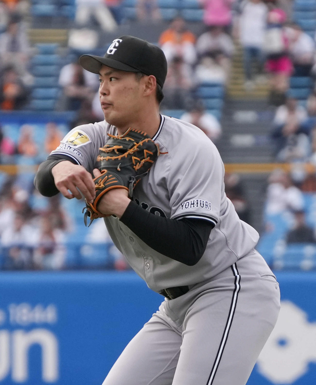 ヤクルト対巨人　試合前のシートノックを受ける巨人荒巻（撮影・小沢裕）