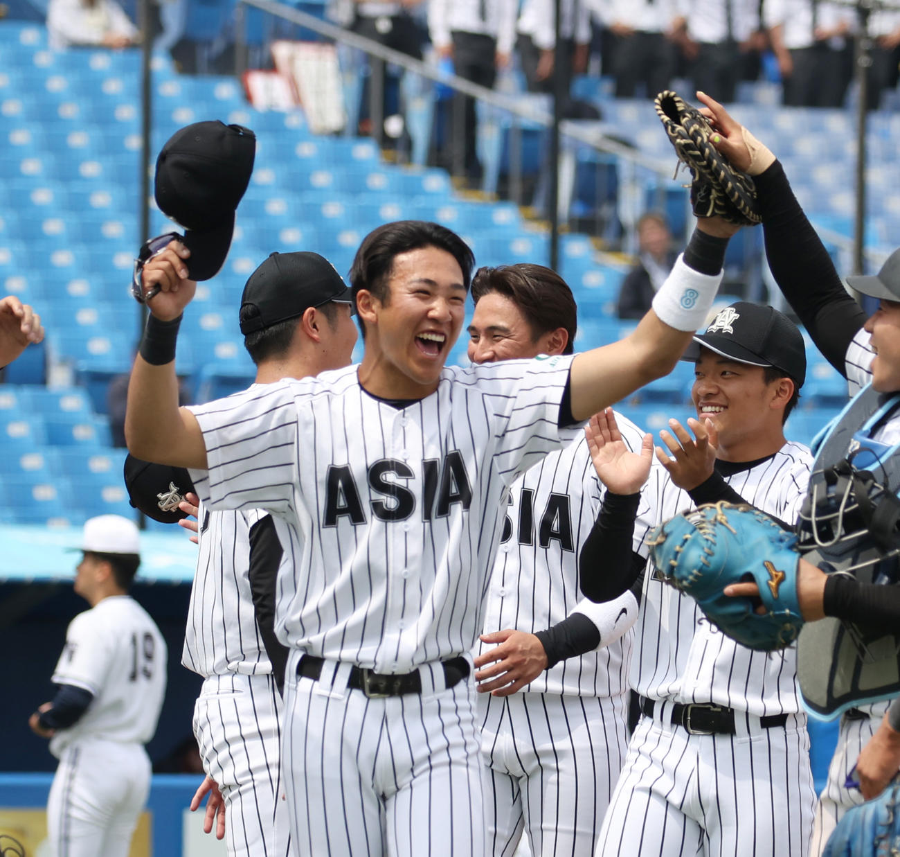 中大対亜大　大活躍した亜大・小池（左）はナインと喜び合う（撮影・柴田隆二）