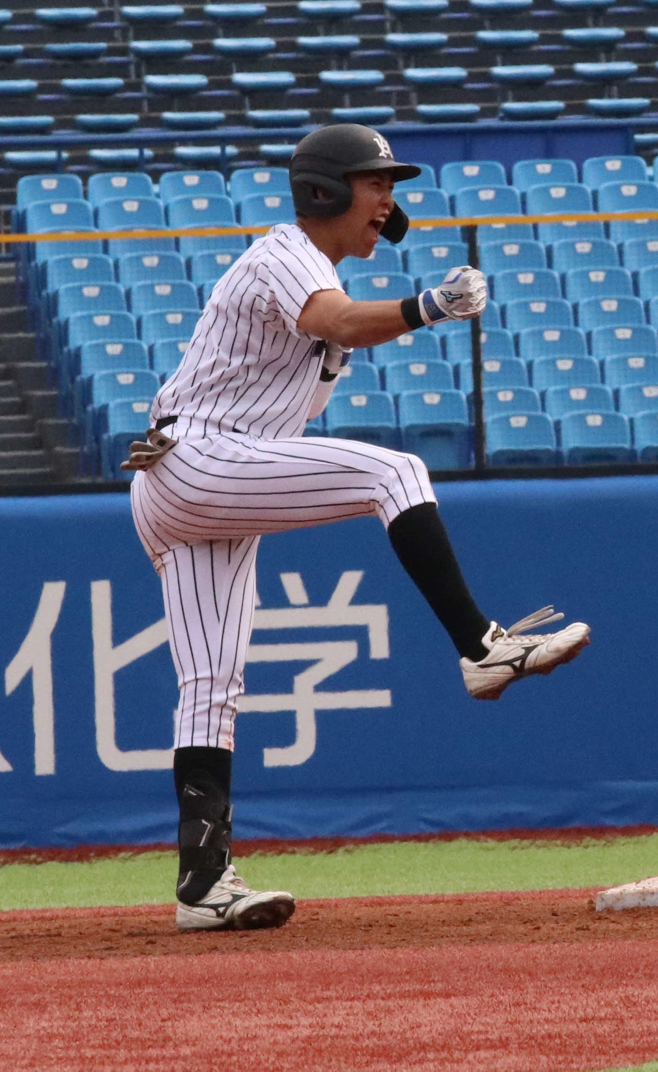 中大対亜大　1回裏亜大2死二、三塁、小池は2点適時二塁打を放ち雄たけびをあげる（撮影・山本佳央）
