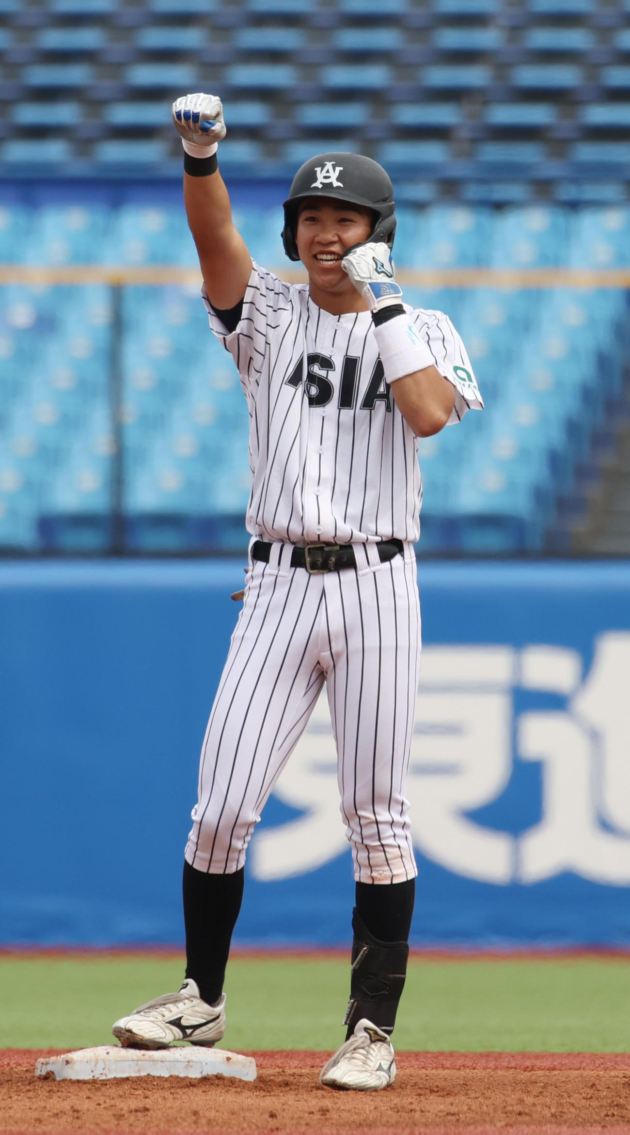 中大対亜大　1回裏亜大2死二、三塁、小池は中越えに適時二塁打を放ちガッツポーズする（撮影・柴田隆二）