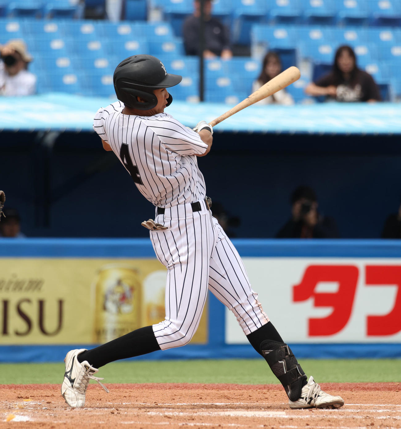 中大対亜大　6回裏亜大2死、小池は左越えに本塁打を放つ（撮影・柴田隆二）