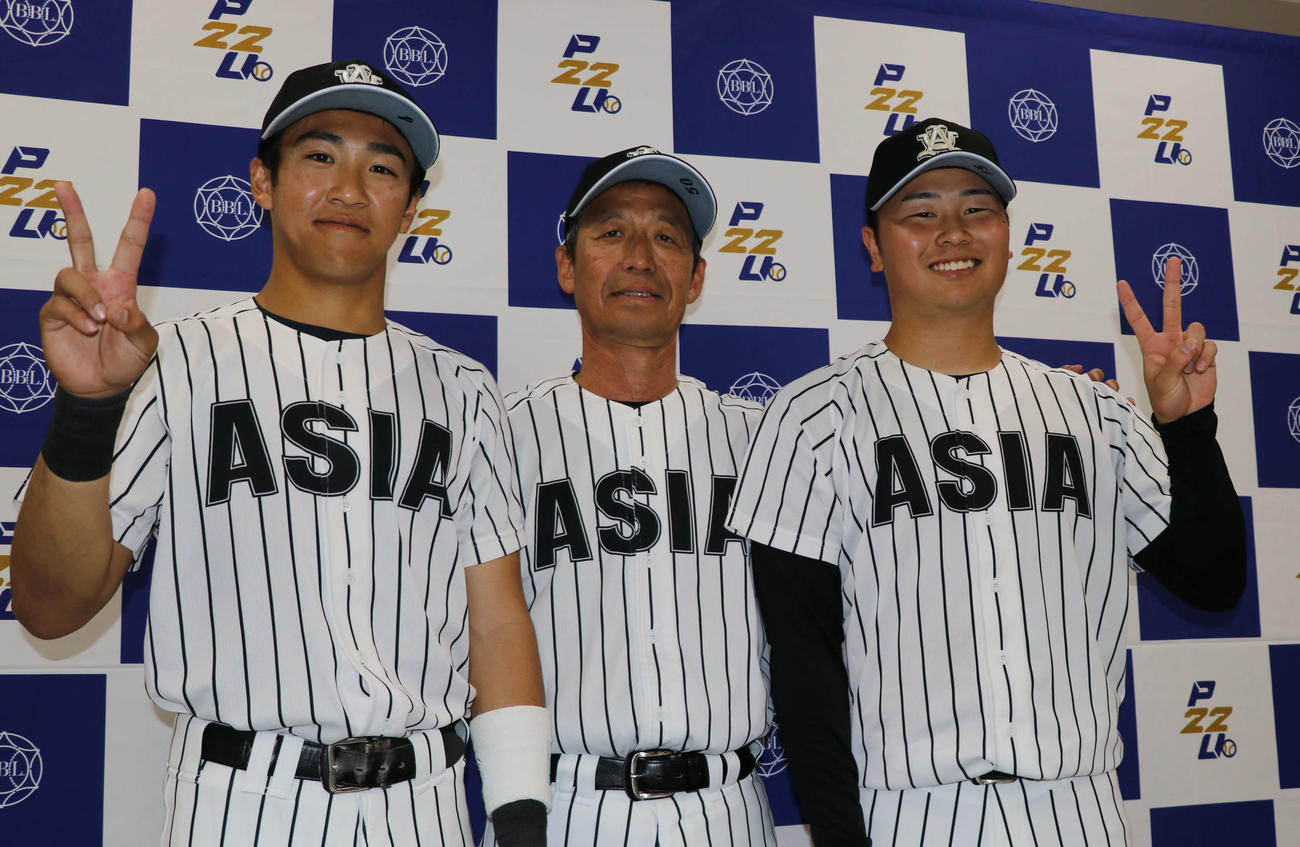 中大対亜大　勝利した亜大の、左から小池、正村監督、井上（撮影・泉光太郎）