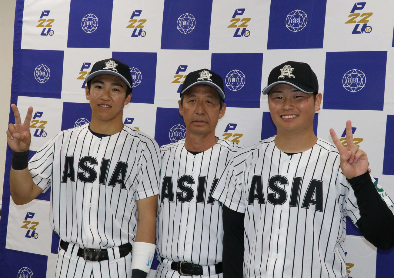 中大対亜大　試合後の取材を追え笑顔で写真に収まる亜大・正村監督（中央）、小池（左）、井上（右）（撮影・寺本吏輝）