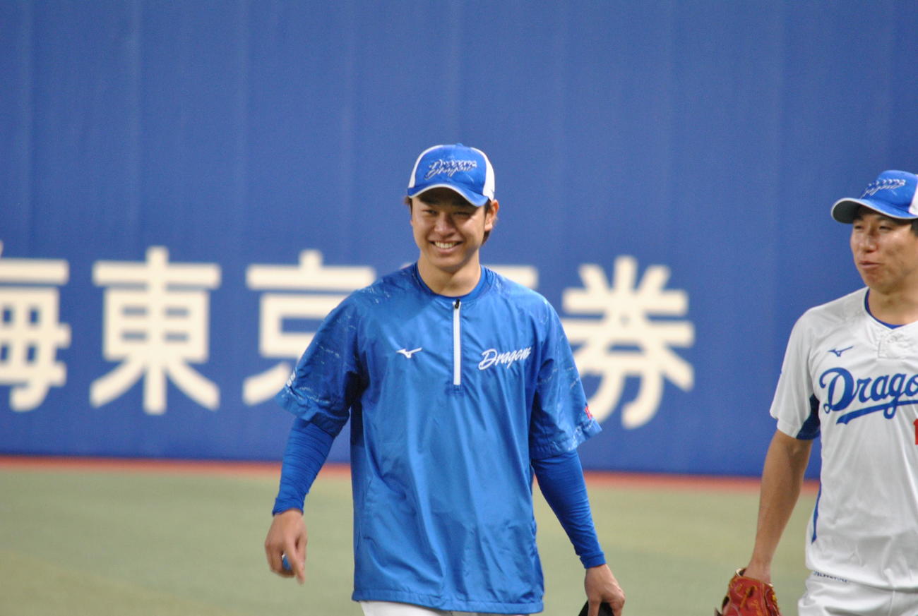 中日高橋宏は練習を終え笑顔で引き上げる。右は橋本